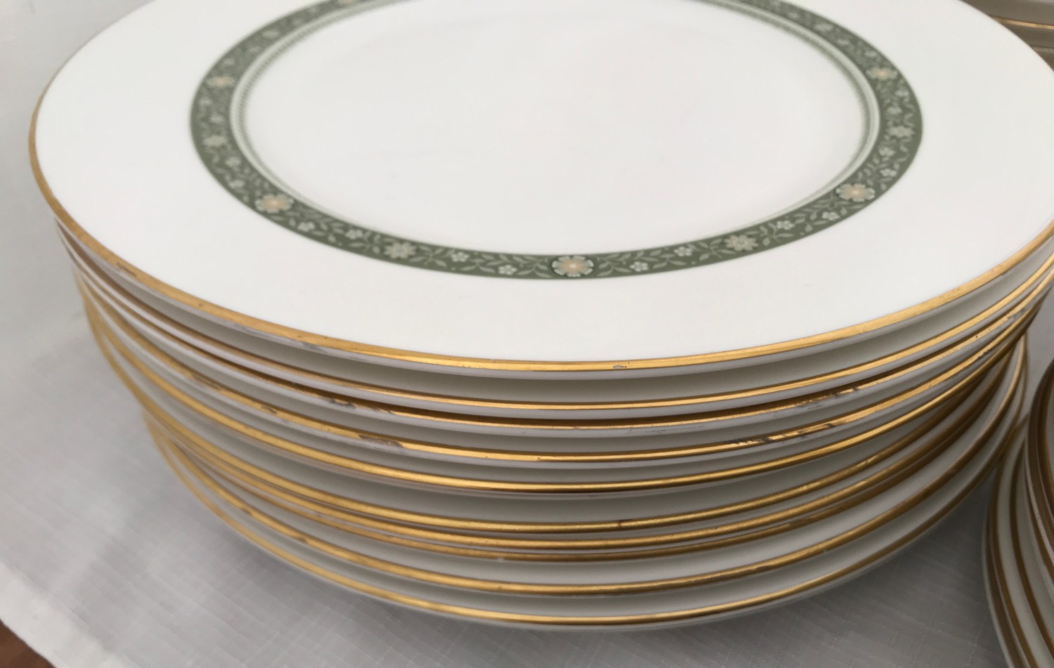 A large quantity of Royal Doulton Rondelay H5004 china to include 12 dinner plates 27cm w, 6 soup - Image 5 of 12