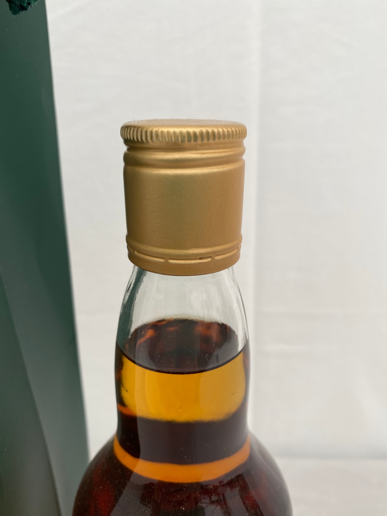 A House of Commons blended Scotch Whisky 70cl signed by Boris Johnson PM in a presentation green - Image 2 of 4