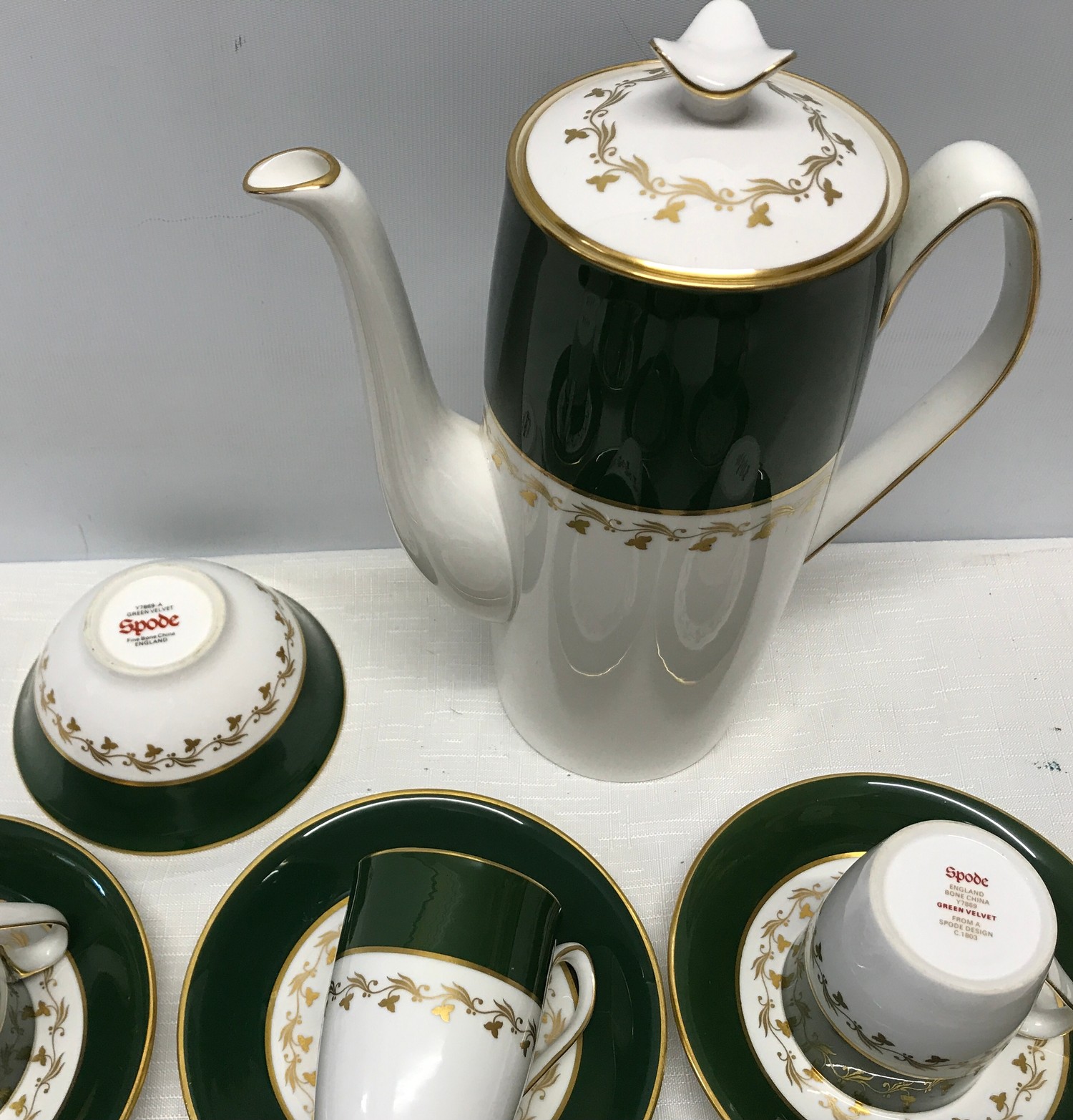 A Spode green Velvet pattern coffee set. Incudes coffee pot, sugar bowl, 6 cups, 6 saucers.Condition - Image 4 of 4