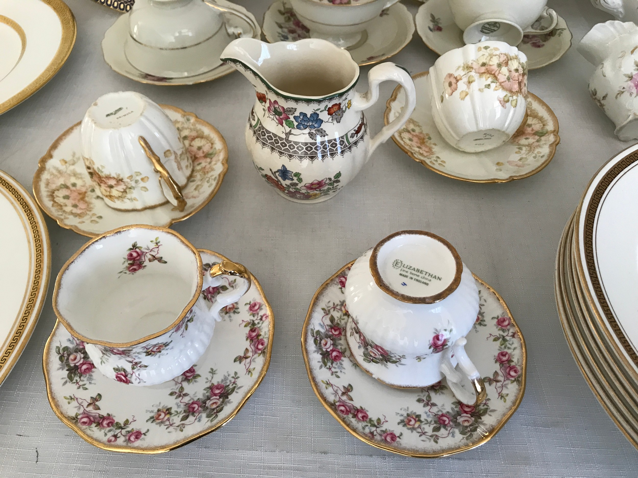 A quantity of tea ware to include 5 Coalport crested plates, 2 chateau, one gold wheat, one - Image 6 of 8