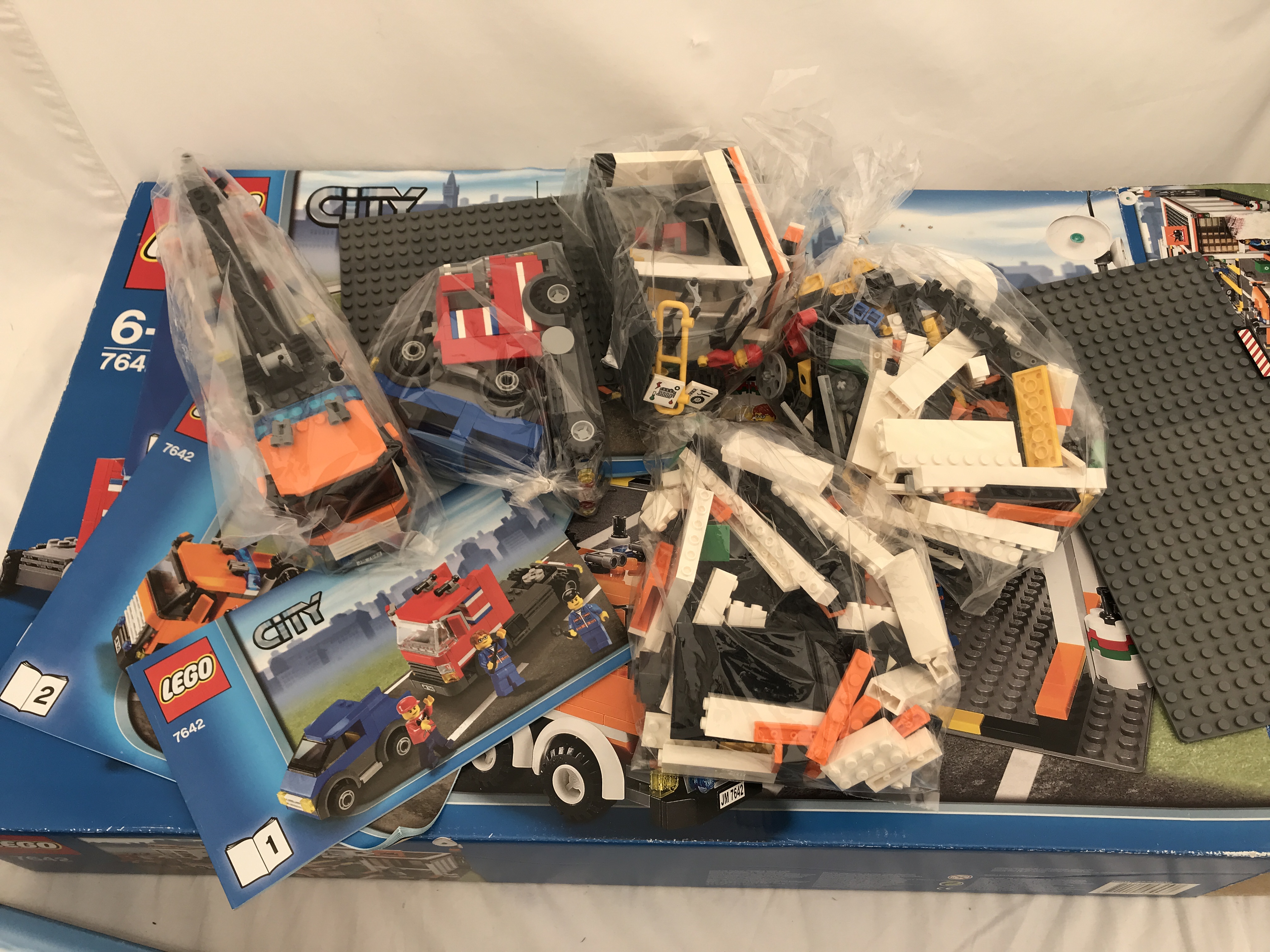 A Lego City Garage 7642 with box.Condition ReportBox with some creasing. Used and repacked, loose in - Bild 2 aus 2