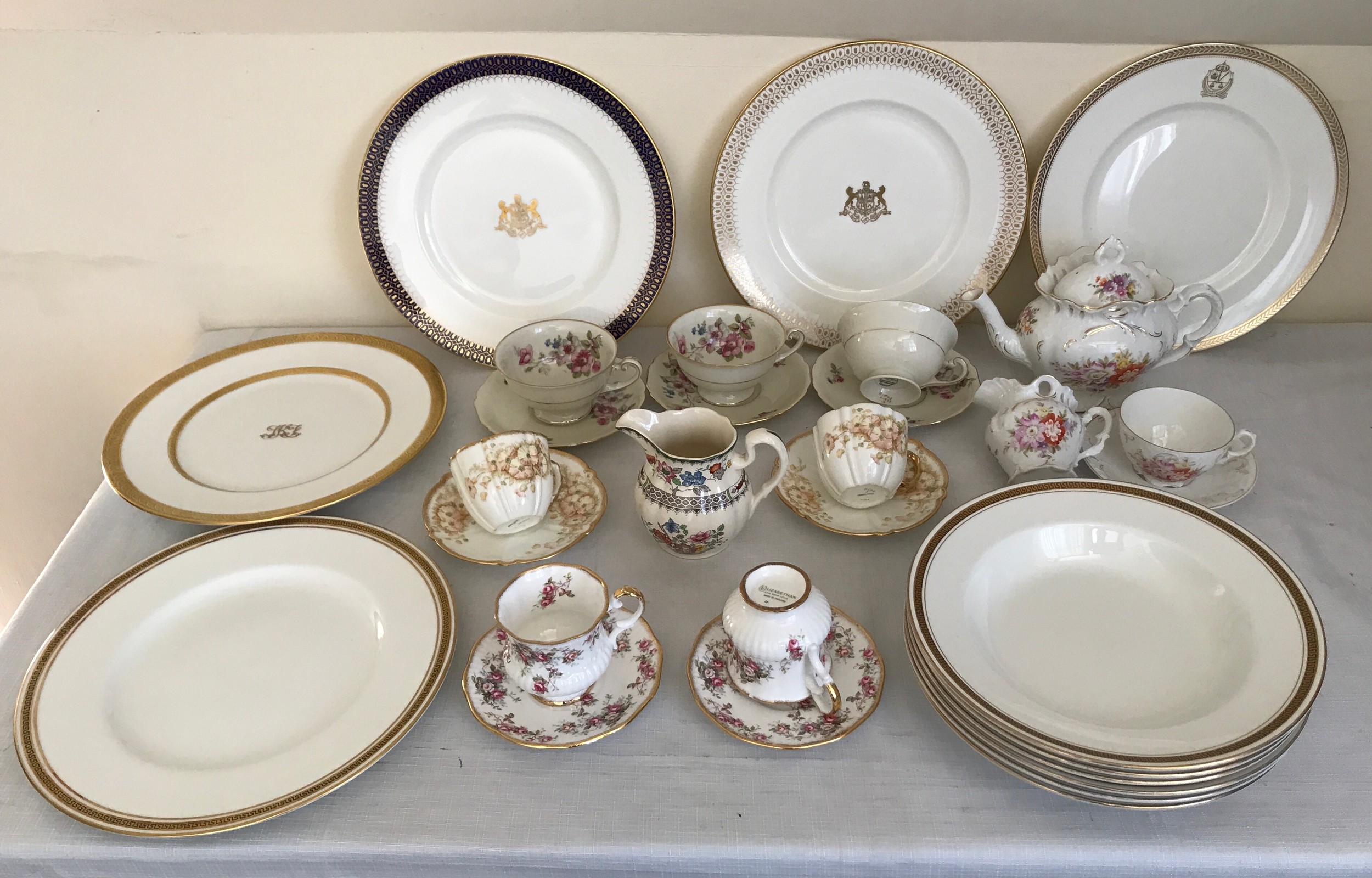 A quantity of tea ware to include 5 Coalport crested plates, 2 chateau, one gold wheat, one