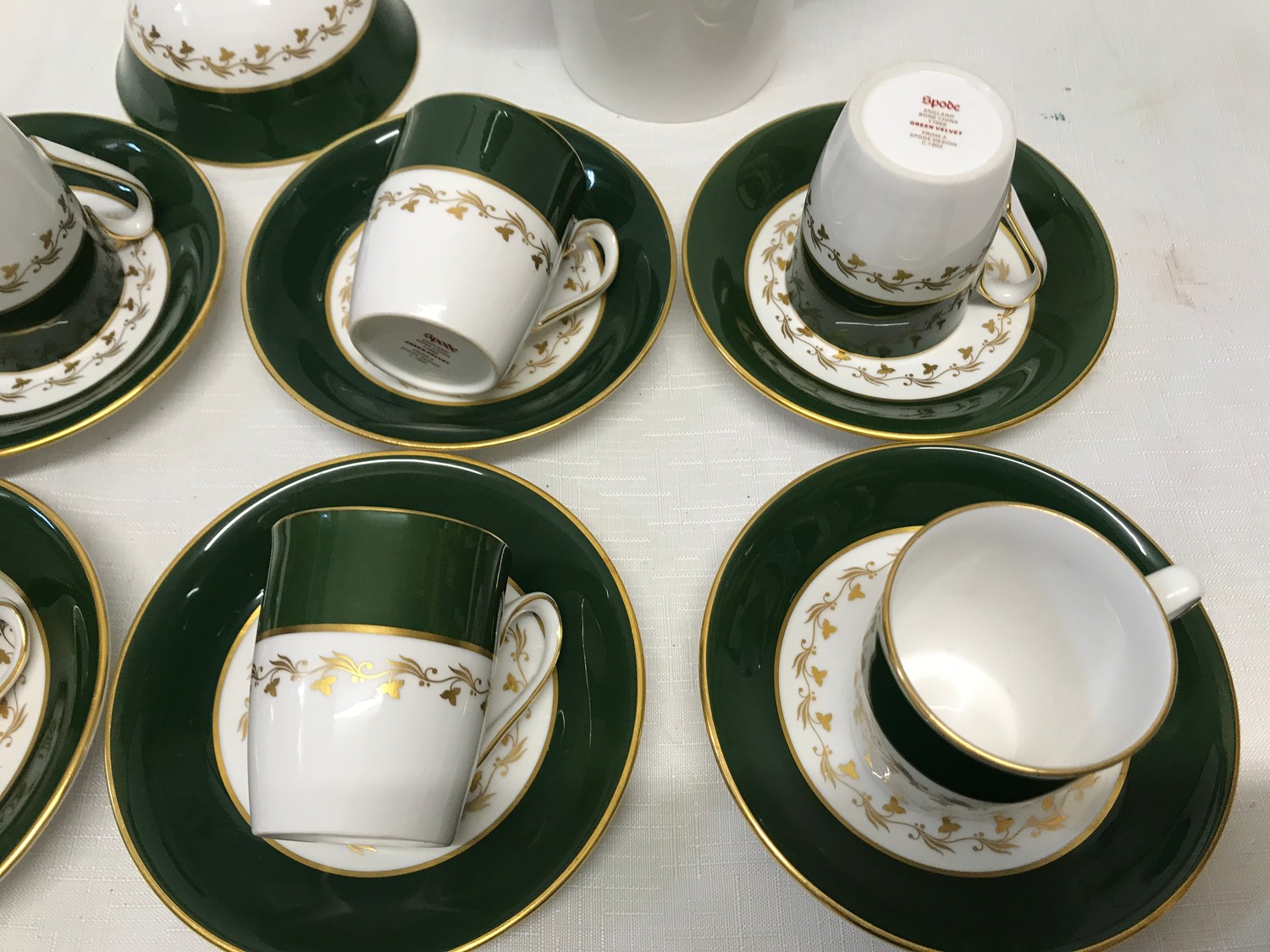 A Spode green Velvet pattern coffee set. Incudes coffee pot, sugar bowl, 6 cups, 6 saucers.Condition - Image 3 of 4