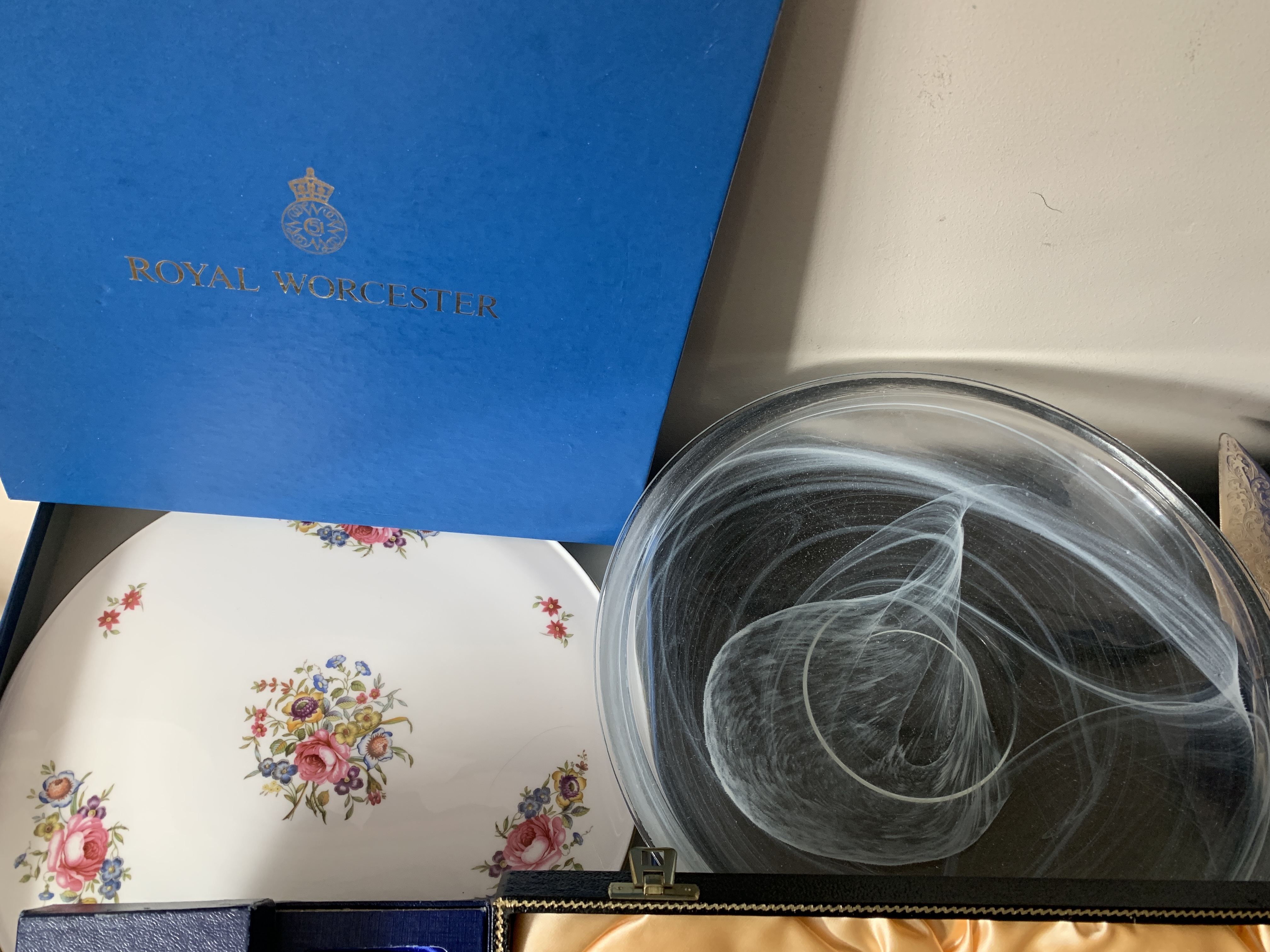 A miscellany to include a boxed Royal Worcester cake plate, a Butler Cutlery carving set, an Aynsley - Image 4 of 4