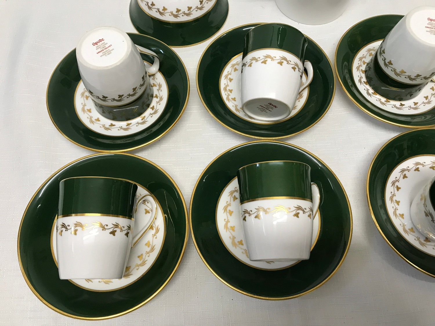 A Spode green Velvet pattern coffee set. Incudes coffee pot, sugar bowl, 6 cups, 6 saucers.Condition - Image 2 of 4