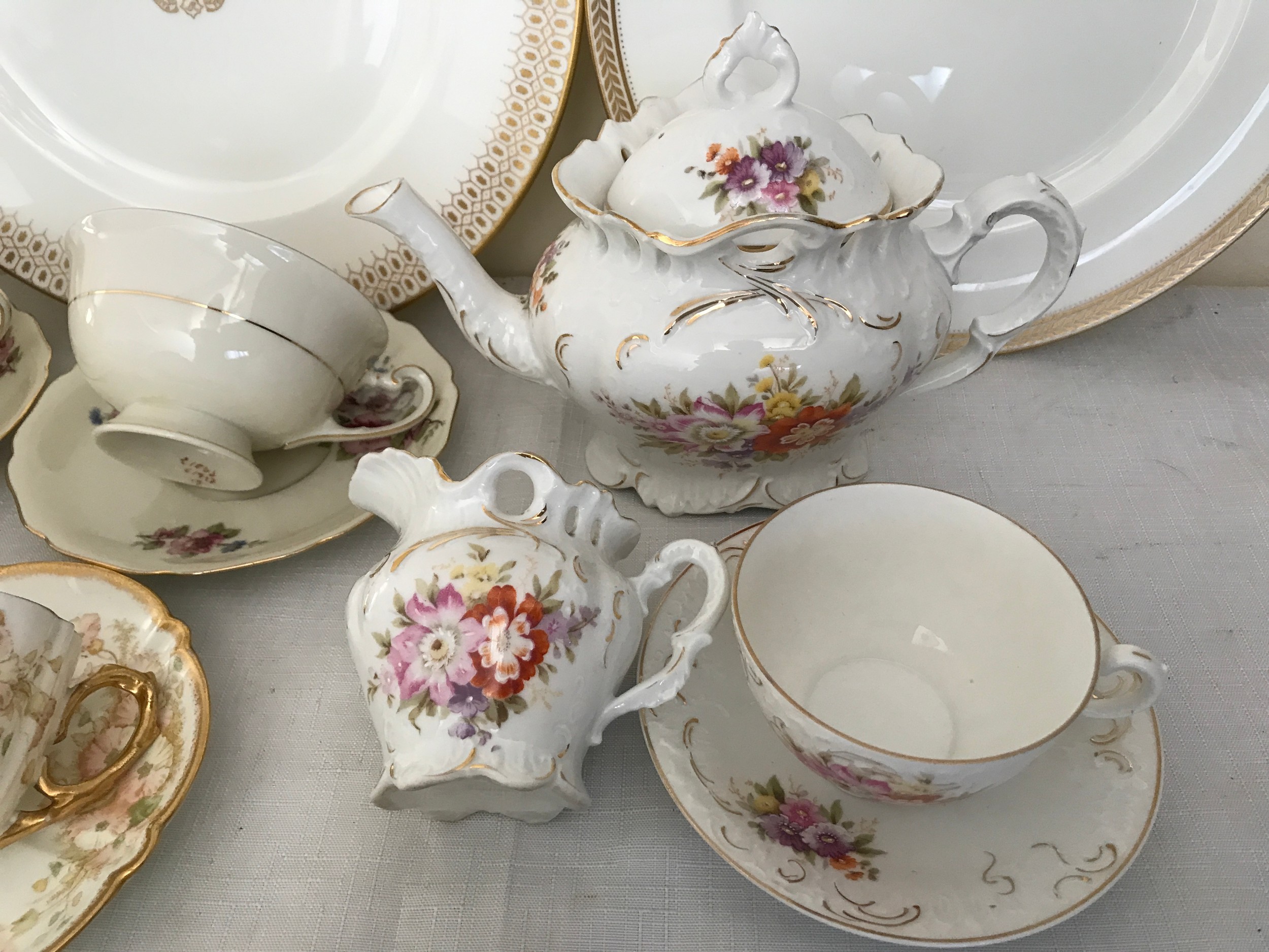 A quantity of tea ware to include 5 Coalport crested plates, 2 chateau, one gold wheat, one - Image 4 of 8