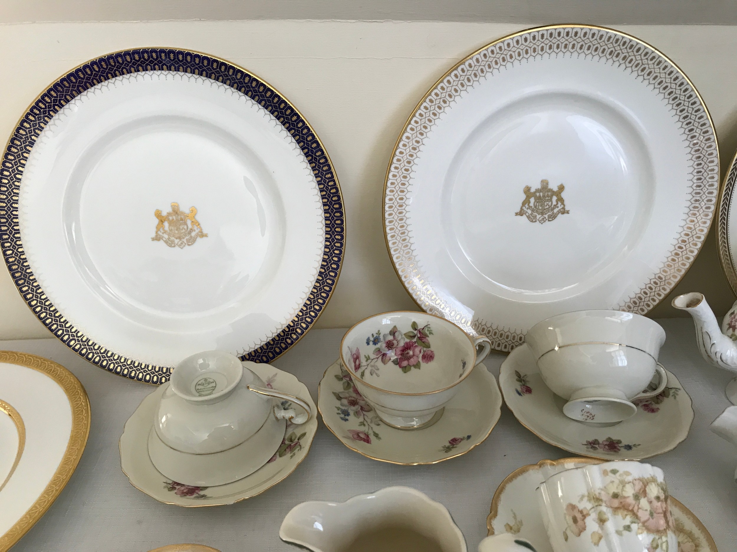 A quantity of tea ware to include 5 Coalport crested plates, 2 chateau, one gold wheat, one - Image 2 of 8