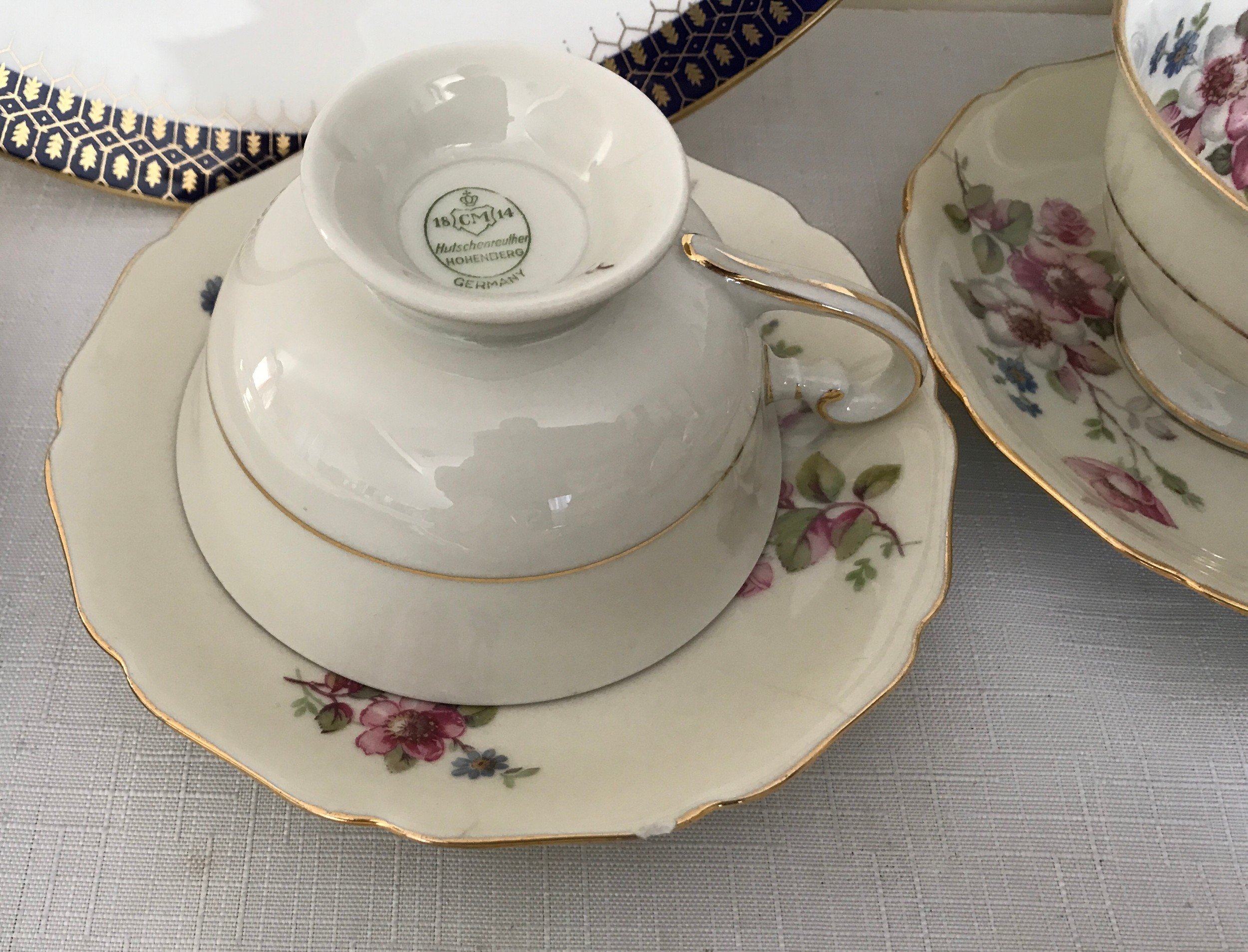 A quantity of tea ware to include 5 Coalport crested plates, 2 chateau, one gold wheat, one - Image 3 of 8