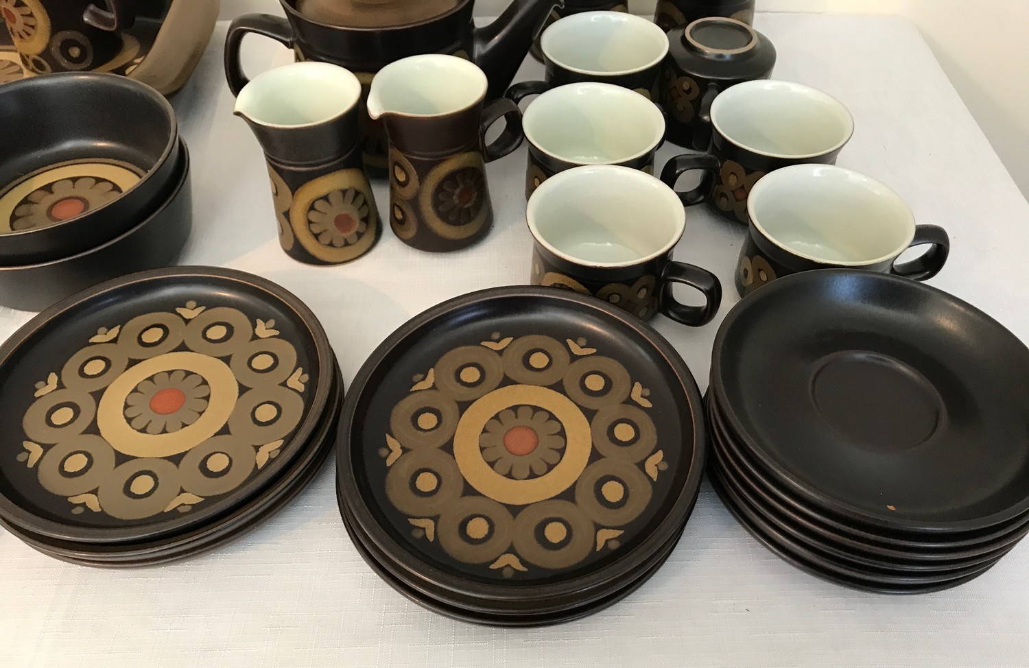 A Denby Arabesque Dinner and tea service, 50 pieces comprising: 6 dinner plates 25.5cms, 7 smaller - Image 3 of 5