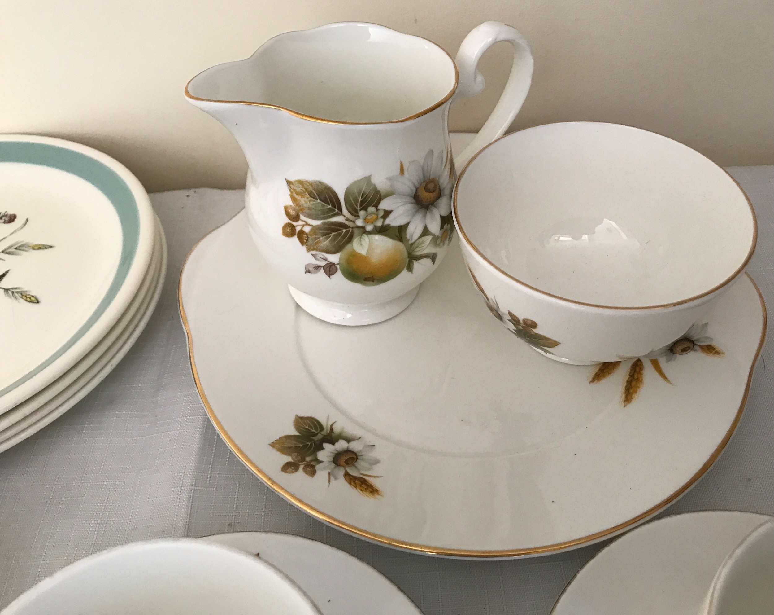 A large quantity of tea and dinner ware to include 10 pieces of Royal Grafton in a floral and - Image 4 of 14