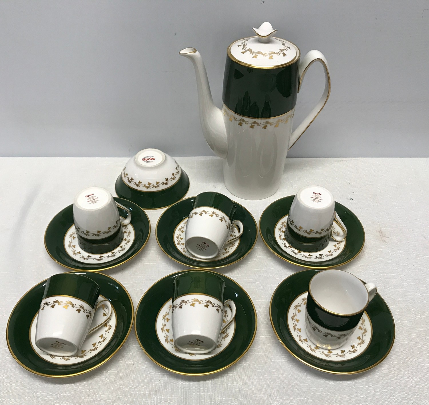 A Spode green Velvet pattern coffee set. Incudes coffee pot, sugar bowl, 6 cups, 6 saucers.Condition