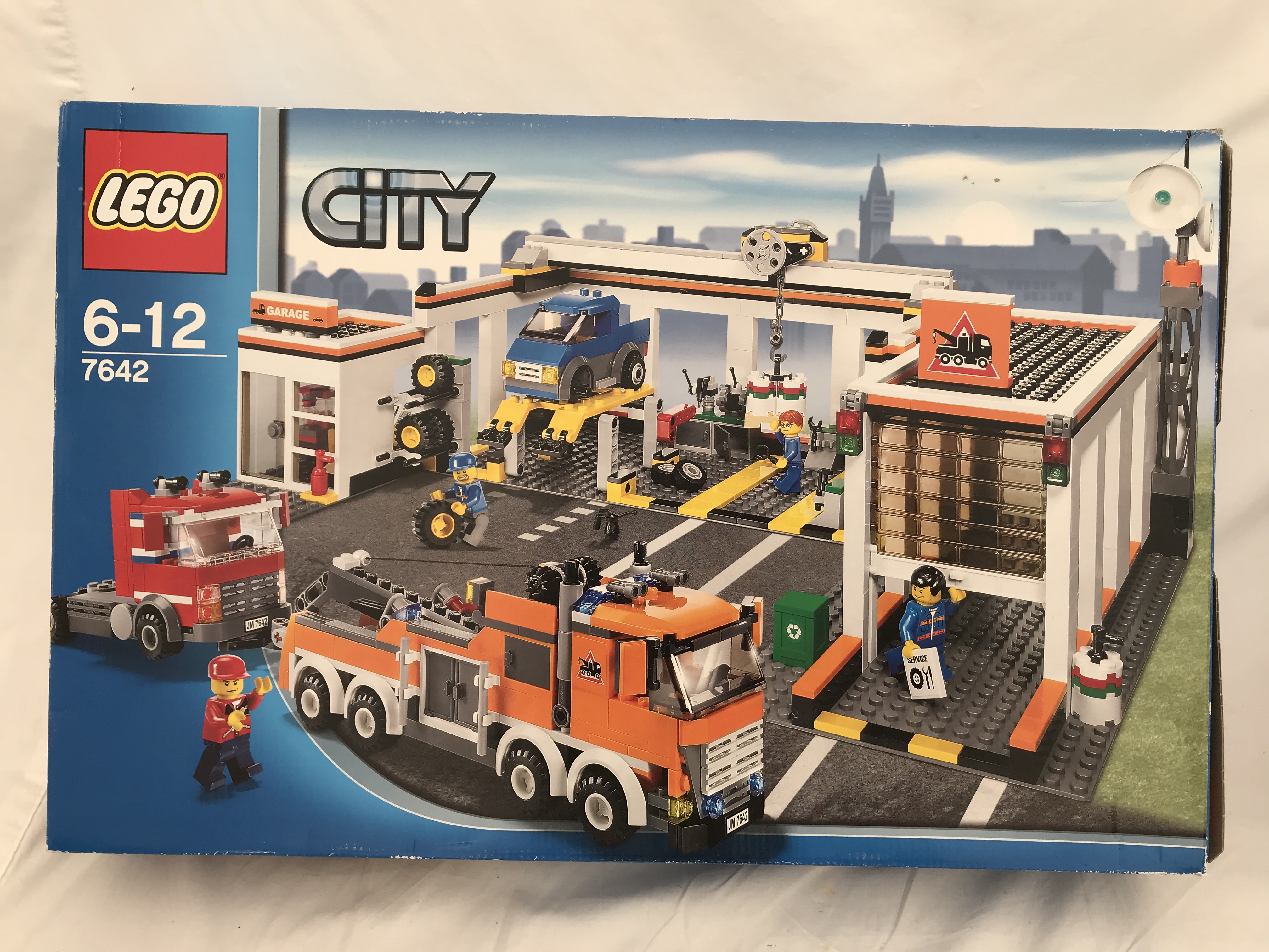 A Lego City Garage 7642 with box.Condition ReportBox with some creasing. Used and repacked, loose in