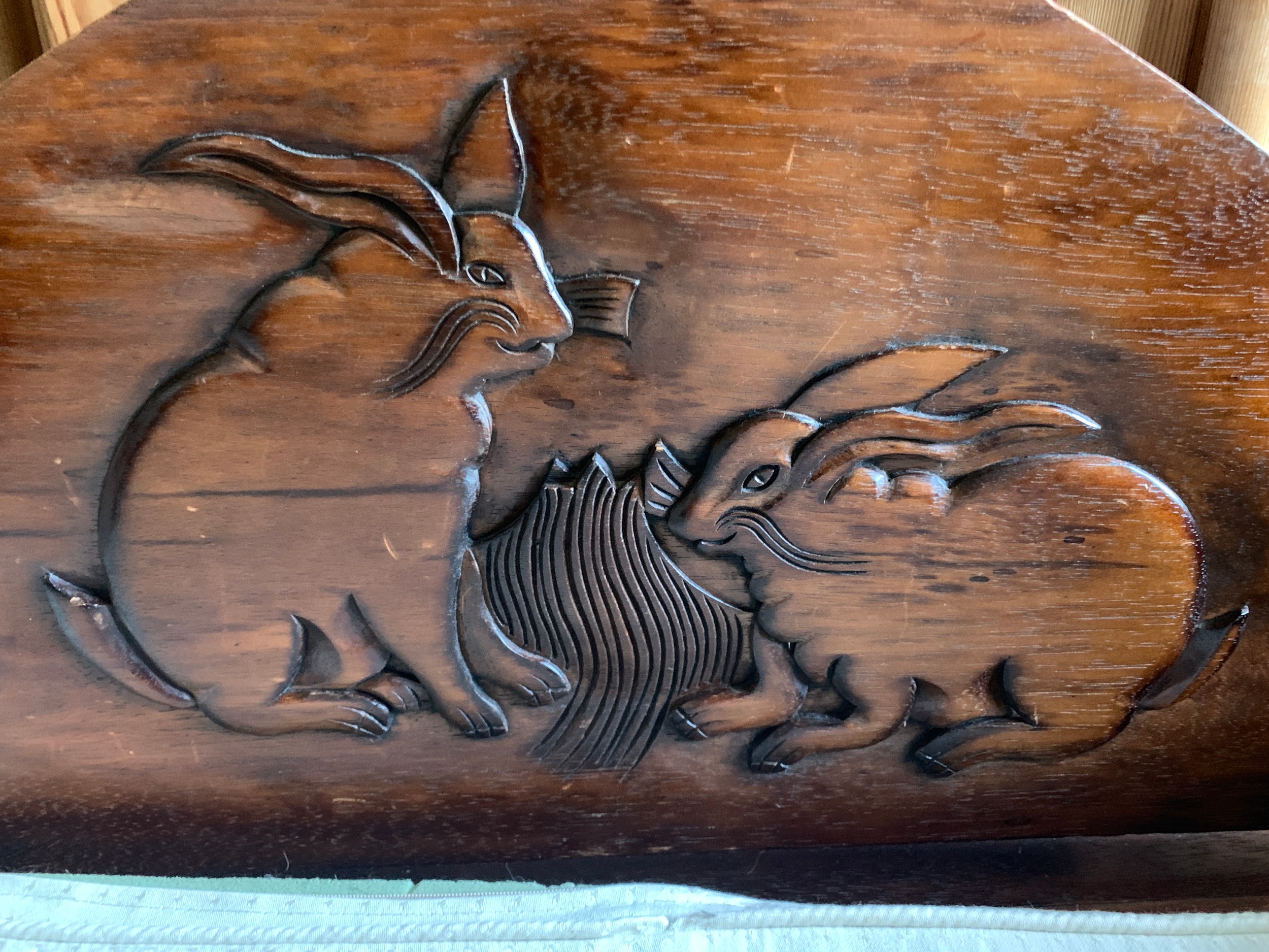 Wooden toy box with rabbits to back. 98 x 48 x 75cms h. - Image 3 of 3