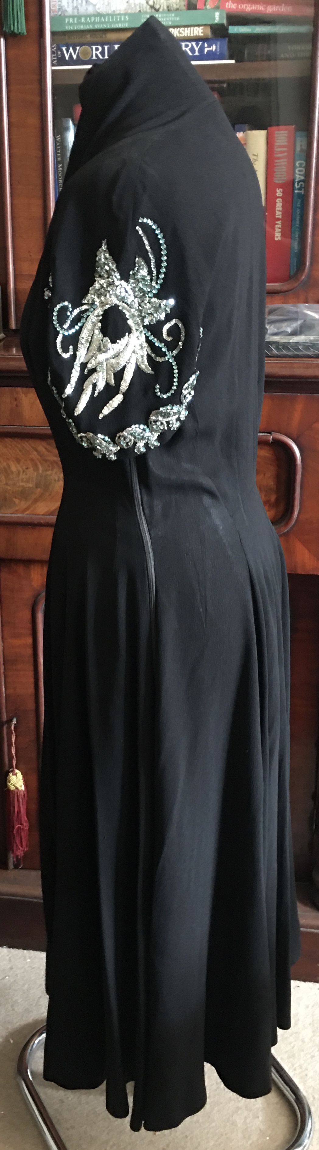 A black 1940’s French crepe dress with silver and turquoise beads and sequins to caped sleeves - Image 5 of 10