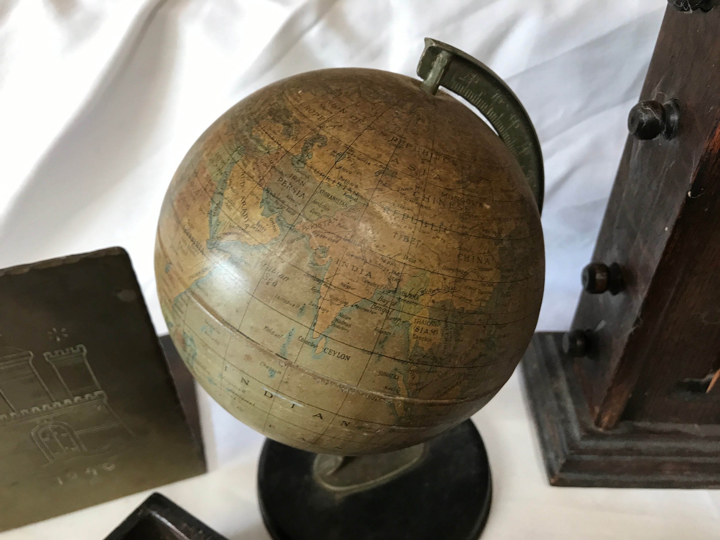 Mixed selection, oak desk calendar 27cms h, Chad Valley tinplate globe 20cms h, pine cutlery tray - Image 5 of 7