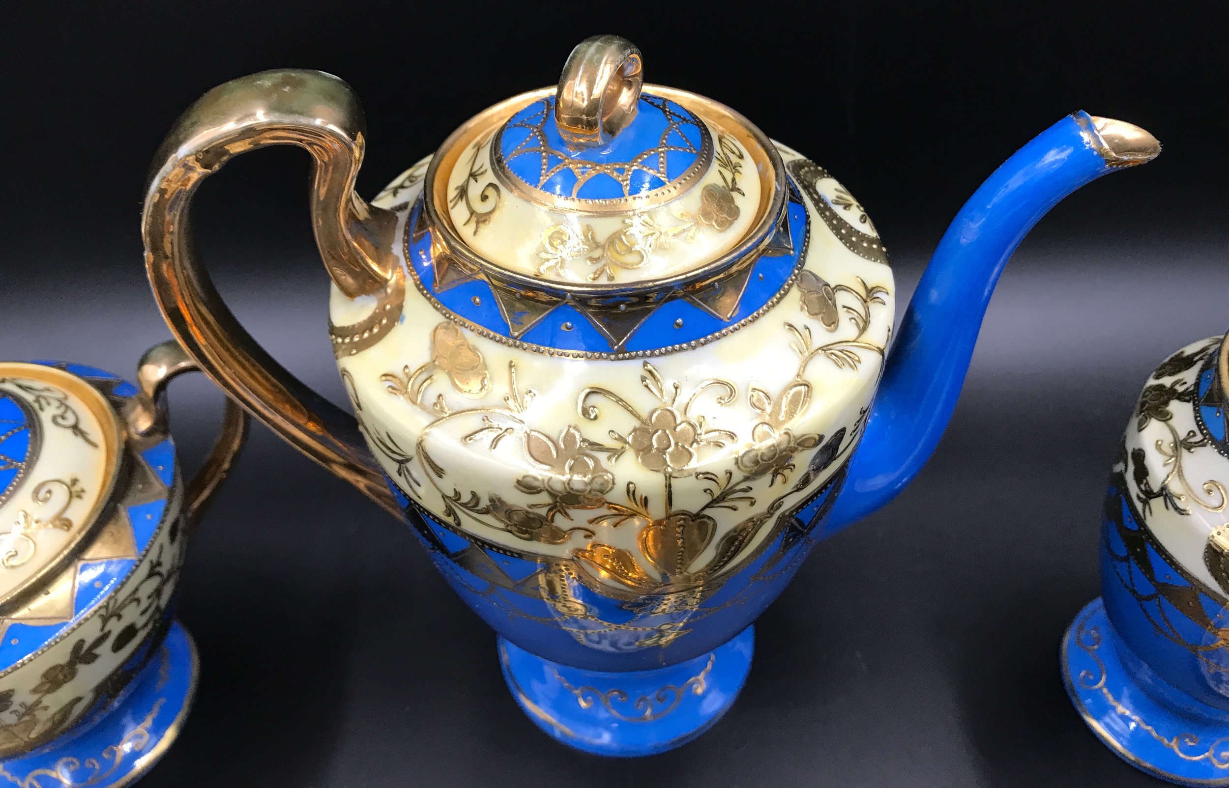 A Japanese Samurai China 15 piece coffee set with blue ground and gilt decoration. Coffee Pot - Image 3 of 6