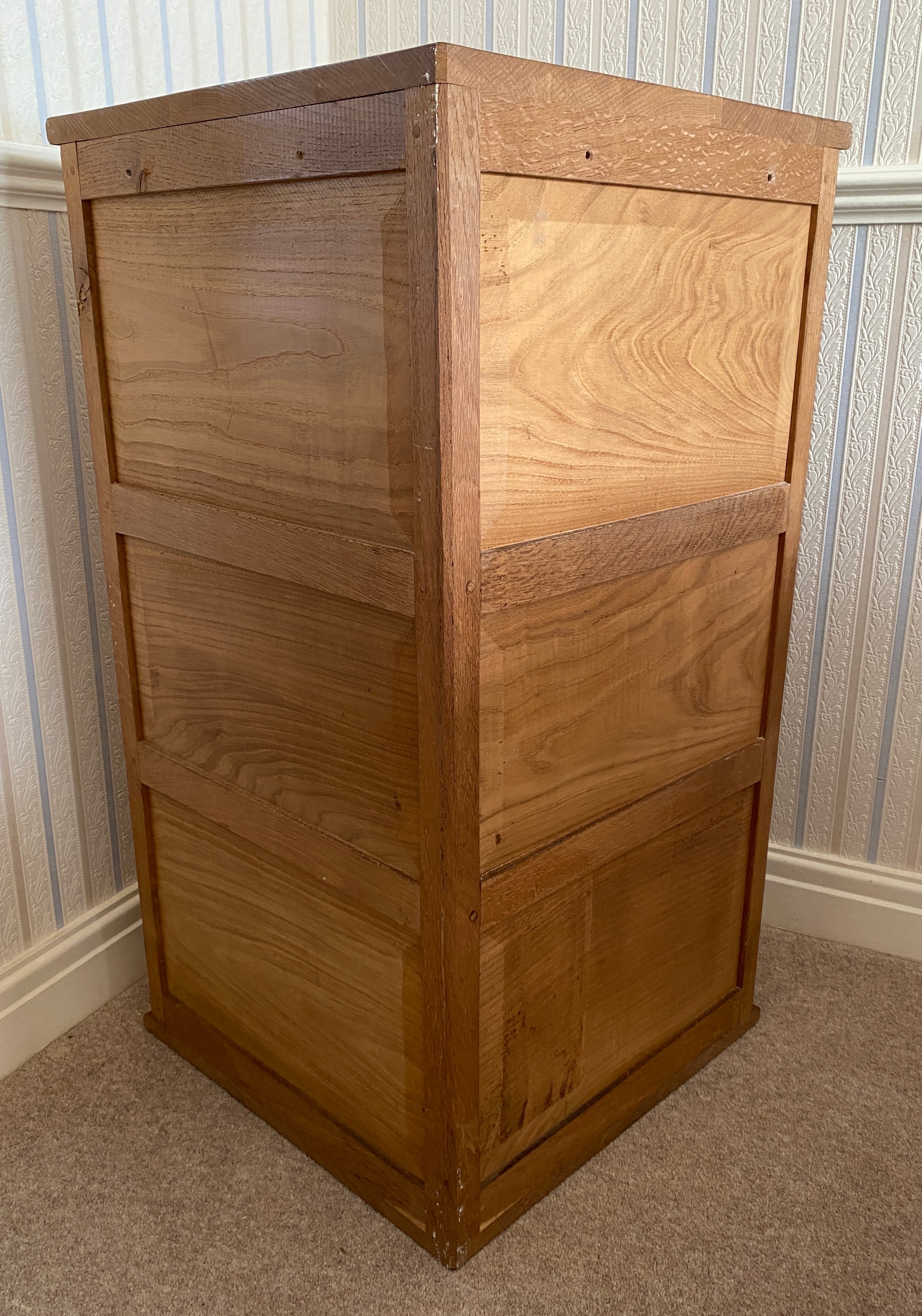 An Alan Grainger of Brandsby "Acornman" English oak corner cupboard. 90cms h x 67cms w.Condition - Image 4 of 5