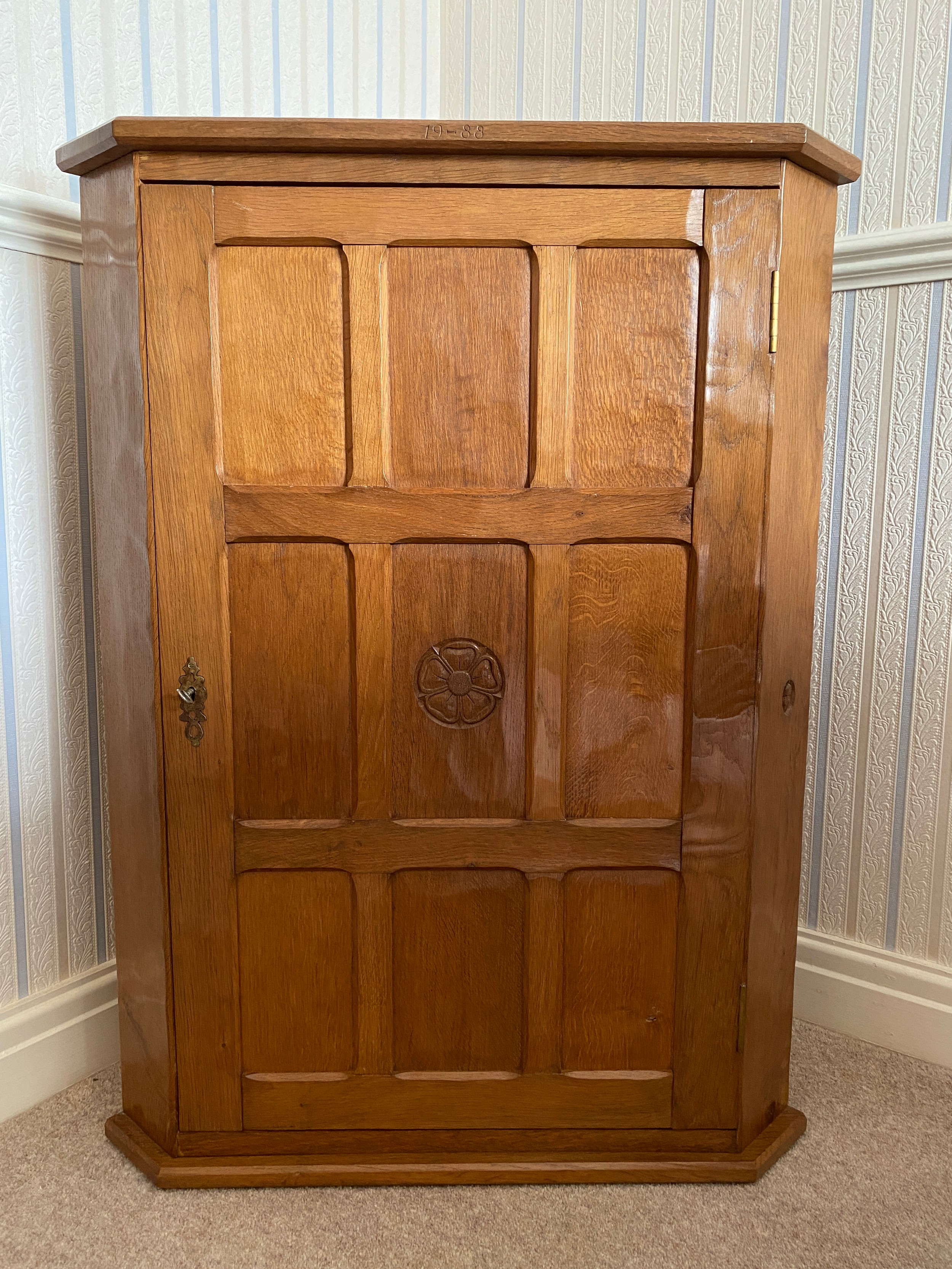An Alan Grainger of Brandsby "Acornman" English oak corner cupboard. 90cms h x 67cms w.Condition