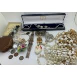 Costume jewellery to include a silver filigree bracelet, brooches and a vintage leather jewellery