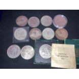 A collection of 5 pound coins to include 3 x Anno Domini 1999-2000 x 3, Elizabeth Regina, Queen