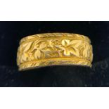 An 18ct gold band decorated with leaves. Size M, weight 5.4gms.Condition ReportGood condition.