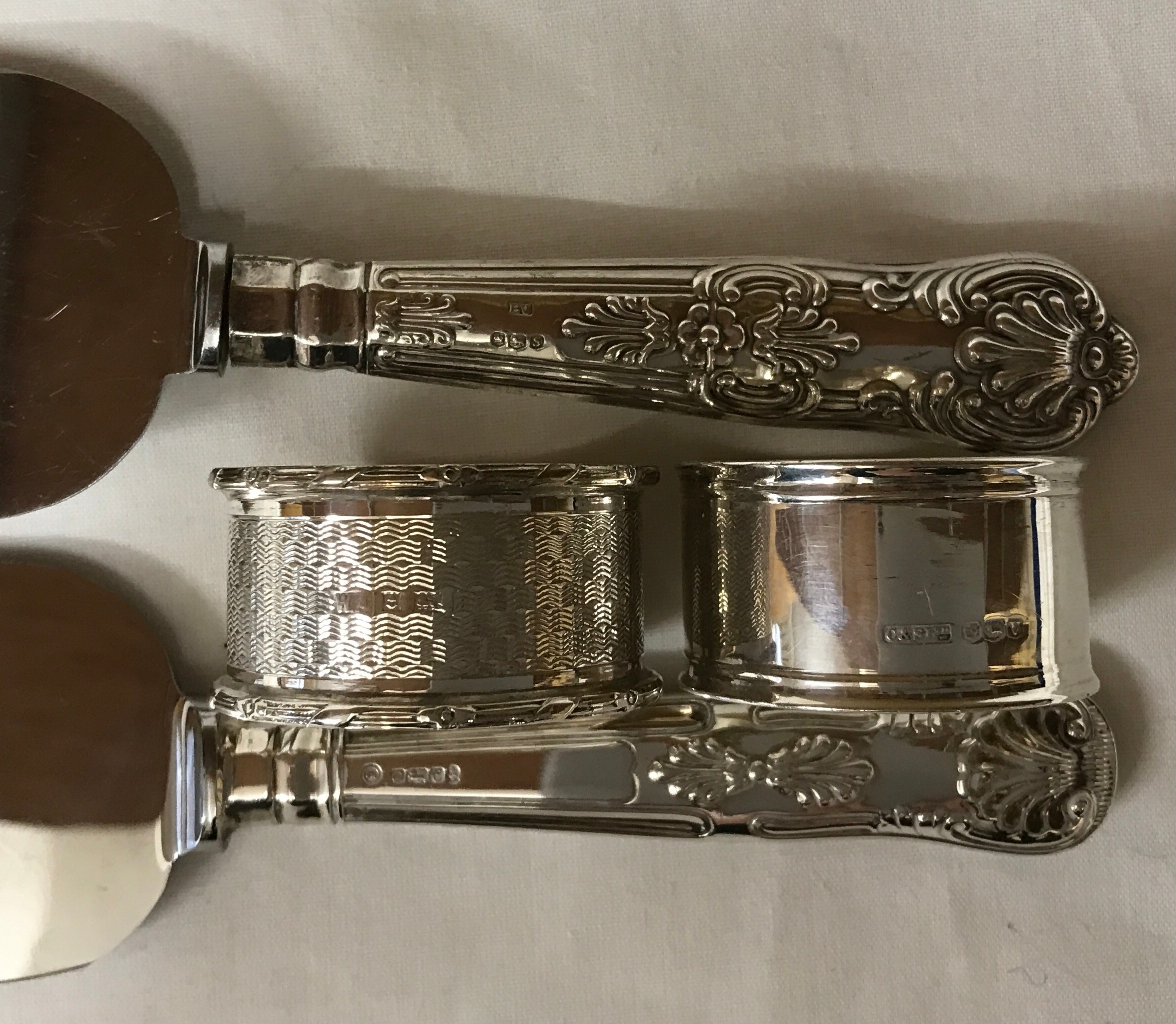 A selection of silver to include two cake knifes with silver handles, both Sheffield 1960 and 1977 - Image 2 of 3