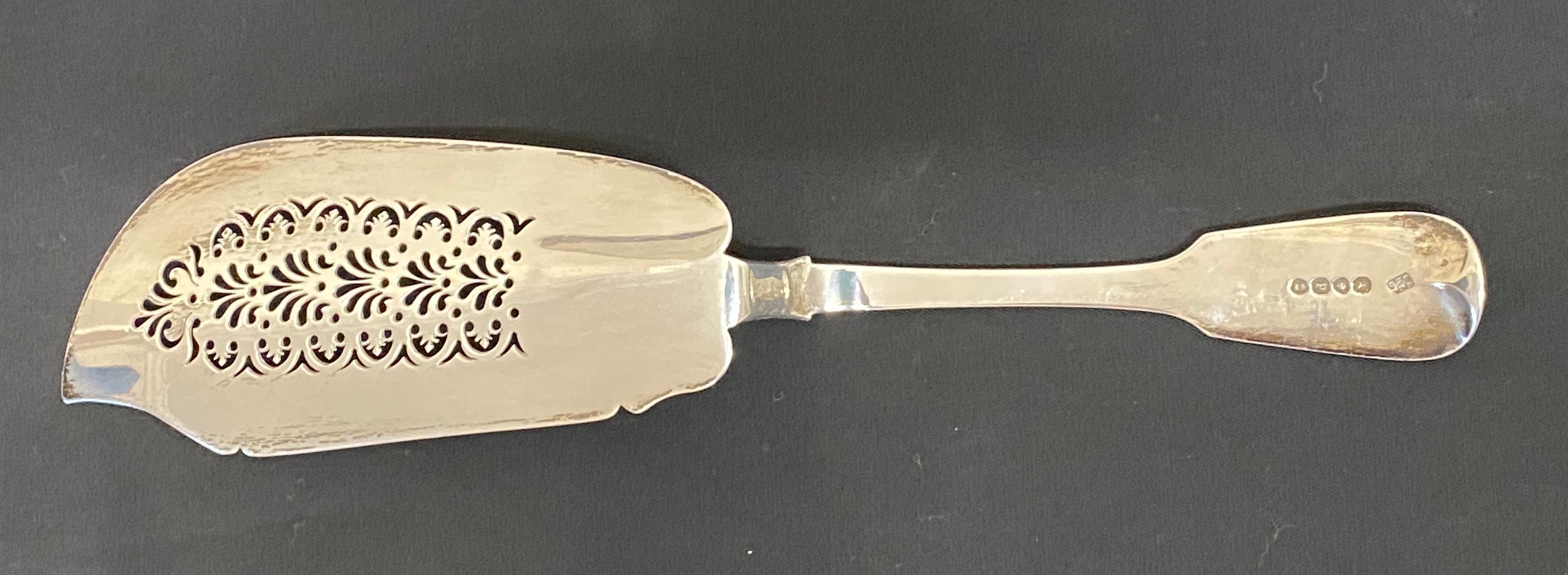 A hallmarked pierced silver fish slice London 1830 John, Henry & Charles Lias. Crest to handle. - Image 2 of 7