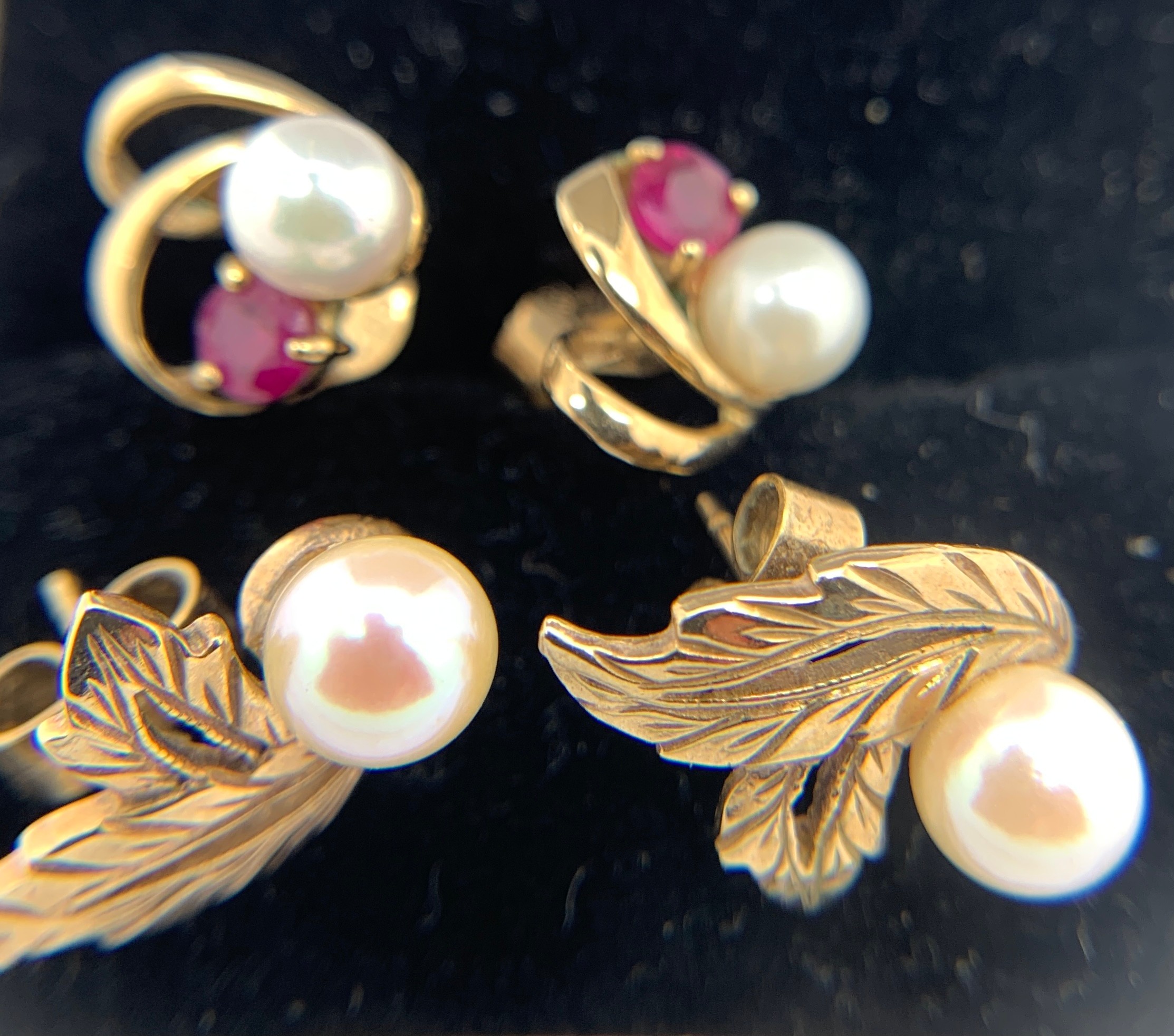 Two pairs of 9ct gold earrings set with pearls and rubies.Condition ReportGood condition. - Image 2 of 2