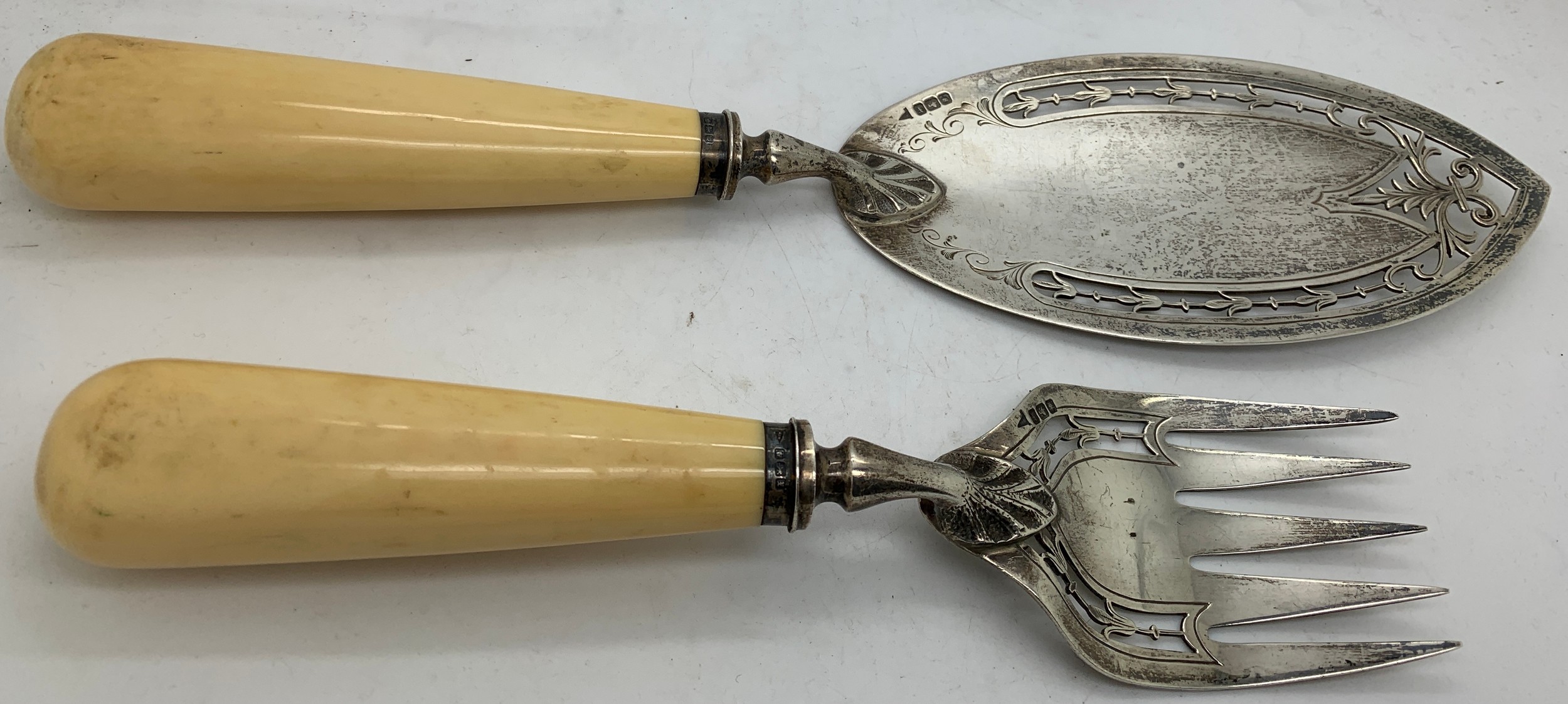 Silver and ivory fish servers Sheffield 1915, maker Walker and Hall.Condition ReportSmall cracks