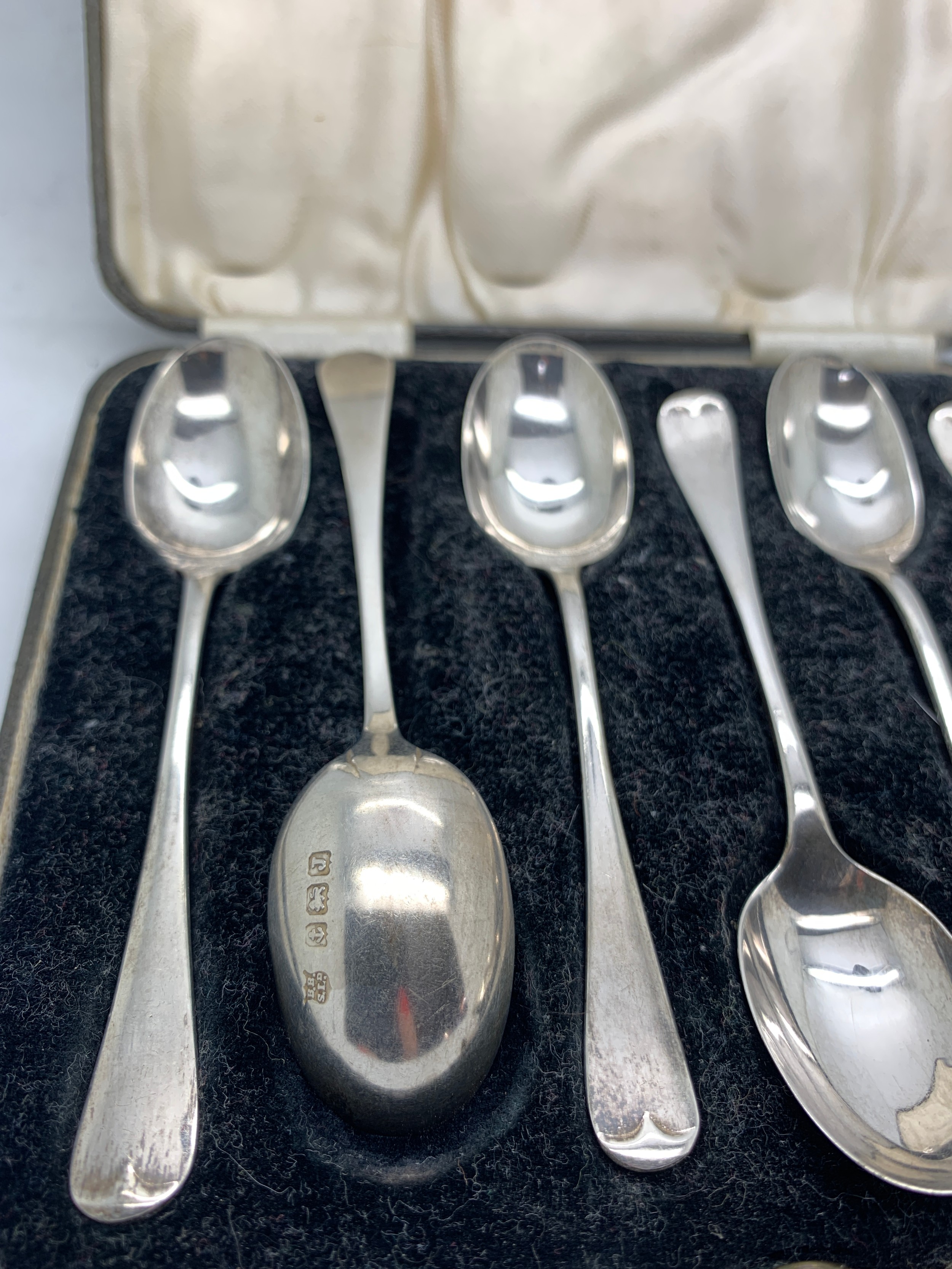 Boxed silver teaspoons Birmingham 1933 maker Barker Brothers Silver Ltd.Condition ReportSpoons in - Image 2 of 3