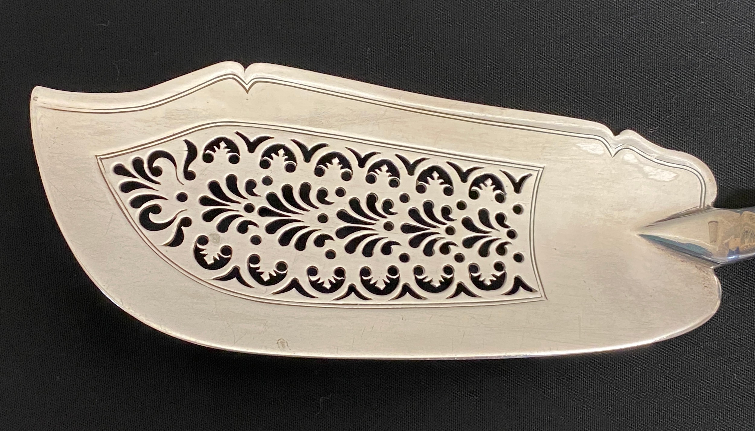 A hallmarked pierced silver fish slice London 1830 John, Henry & Charles Lias. Crest to handle. - Image 6 of 7