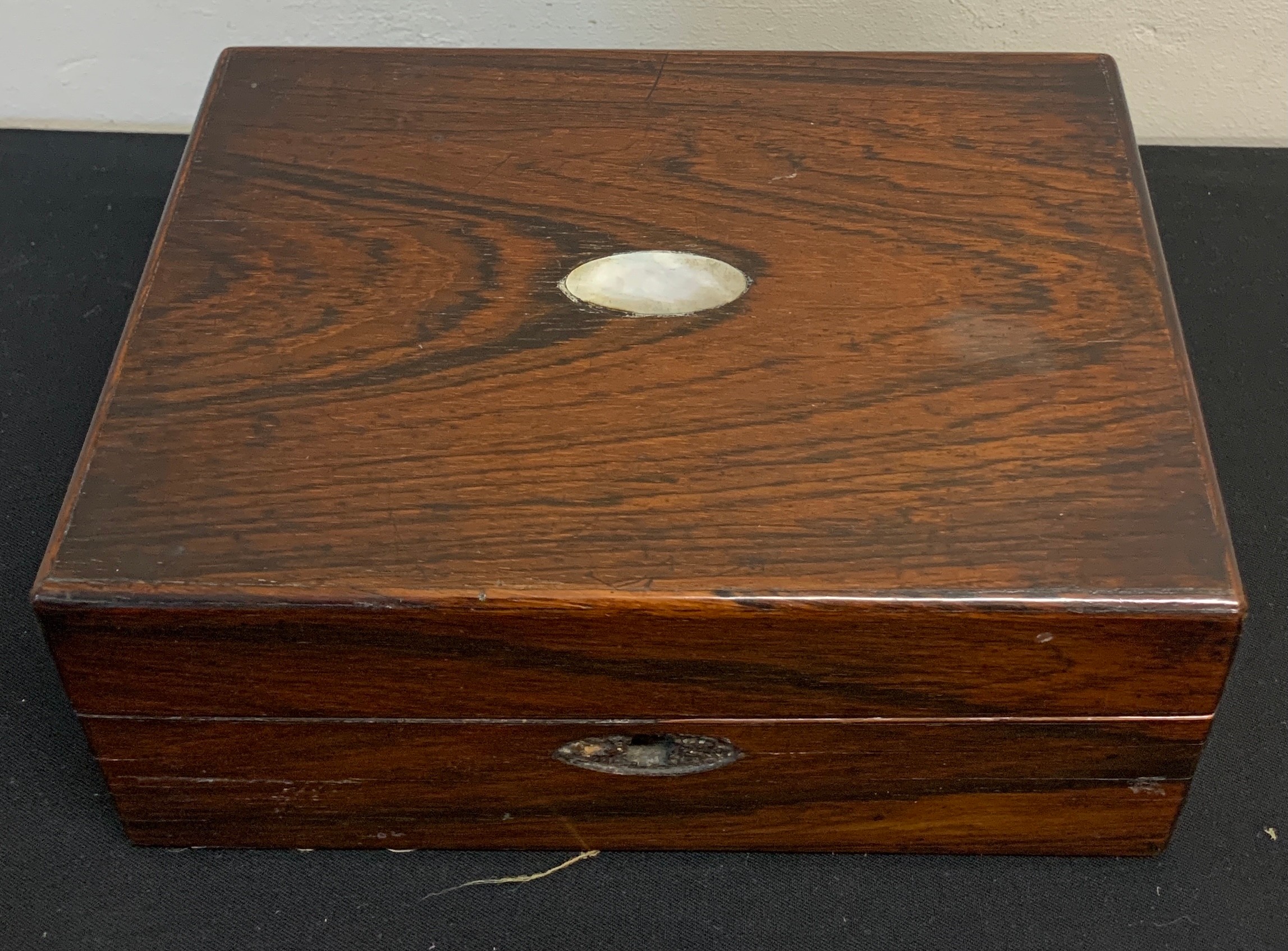 A 19thC rosewood jewellery box with lift out tray together with hallmarked silver jewellery etc. - Image 2 of 4