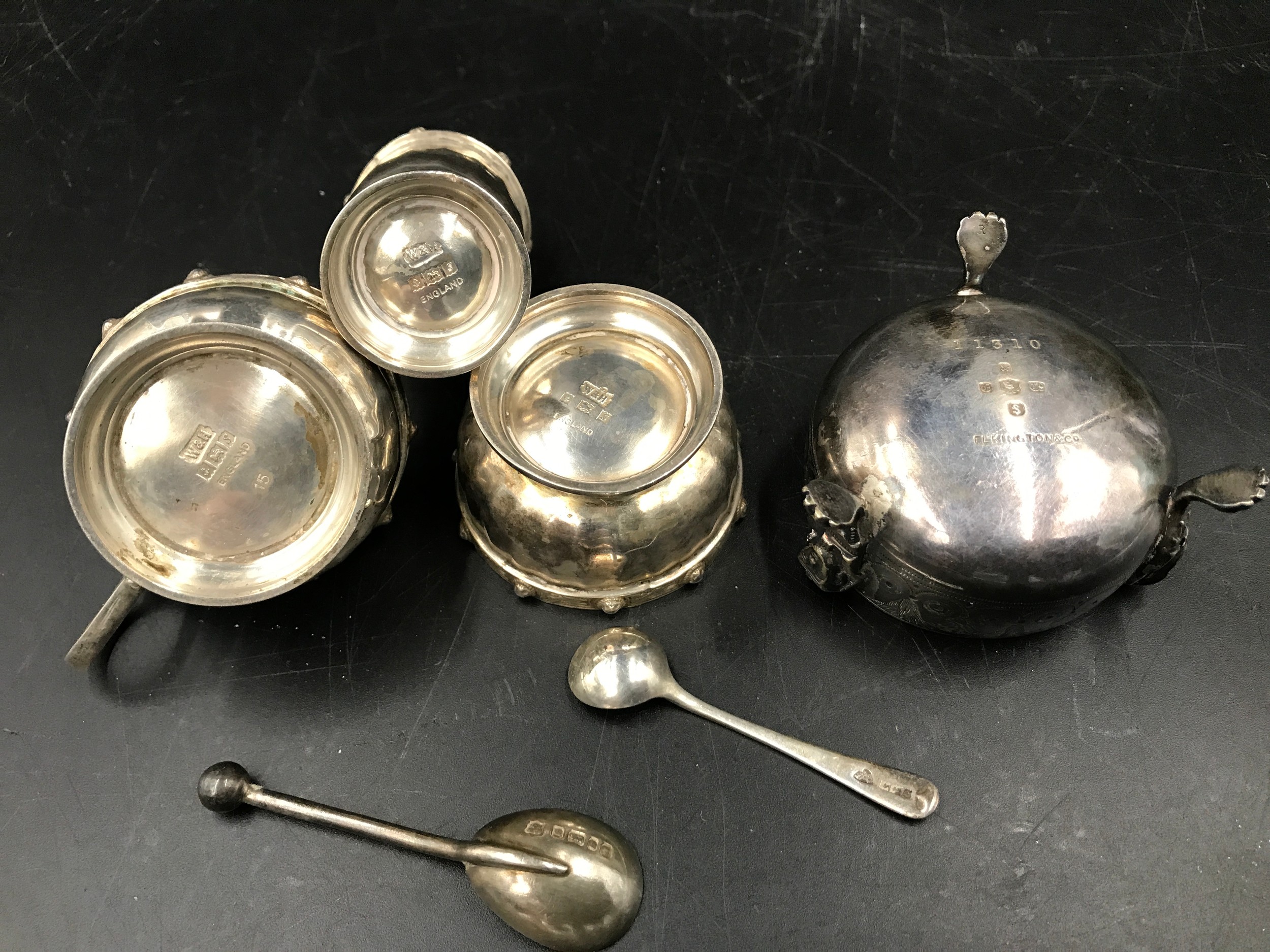 Hallmarked silver condiment set Walker and Hall, Birmingham 1967 and a Elkington and Co silver plate - Image 3 of 5