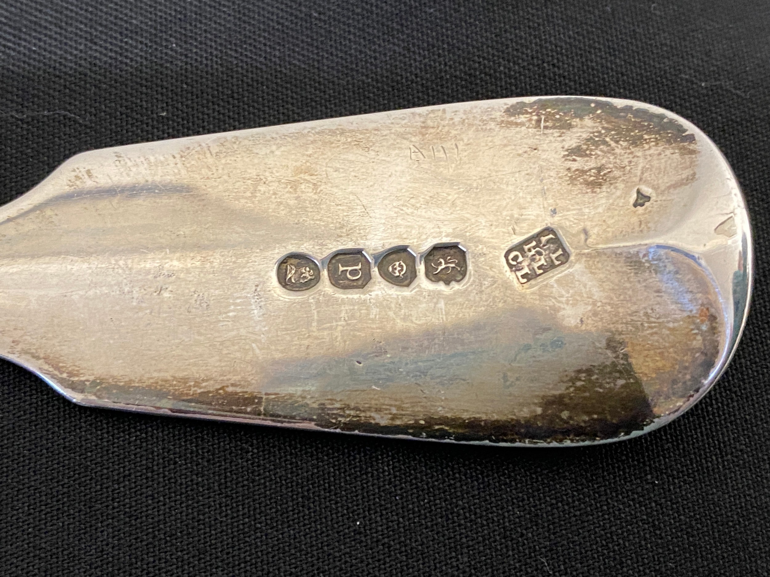 A hallmarked pierced silver fish slice London 1830 John, Henry & Charles Lias. Crest to handle. - Image 4 of 7
