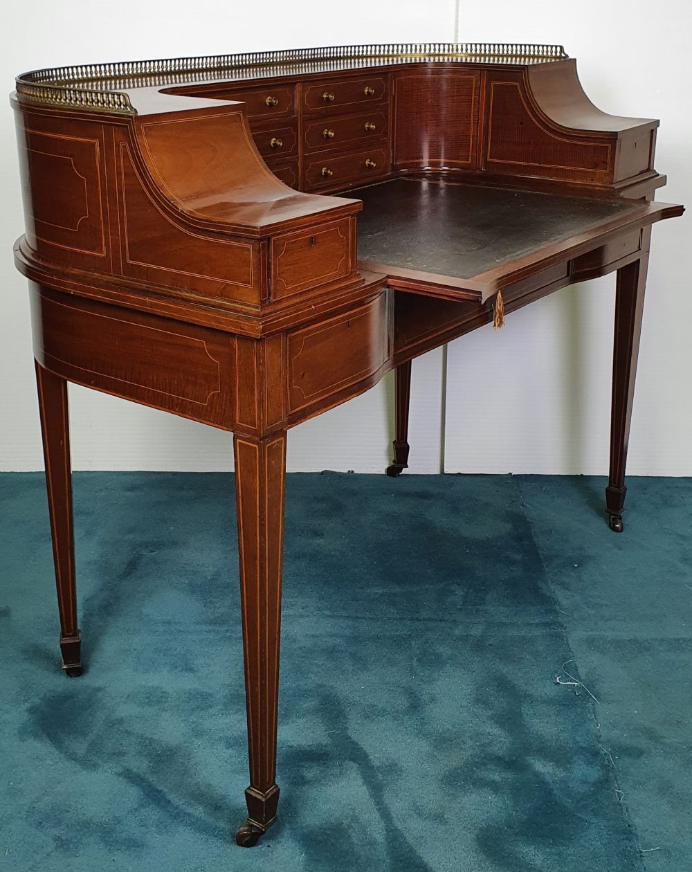 A RARE VERY GOOD QUALITY EDWARDIAN INLAID MAHOGANY CARLTON HOUSE DESK, with raised brass gallery - Image 6 of 7