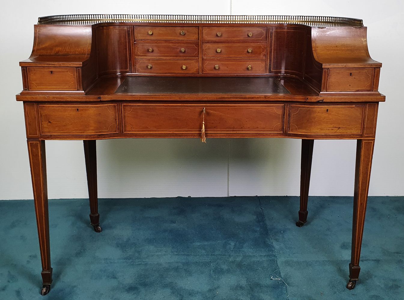 A RARE VERY GOOD QUALITY EDWARDIAN INLAID MAHOGANY CARLTON HOUSE DESK, with raised brass gallery