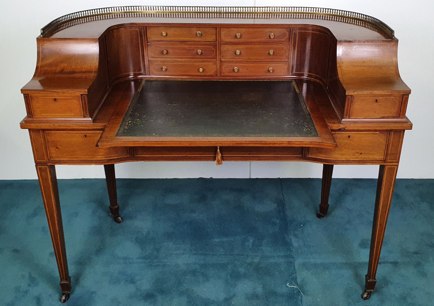 A RARE VERY GOOD QUALITY EDWARDIAN INLAID MAHOGANY CARLTON HOUSE DESK, with raised brass gallery - Image 4 of 7