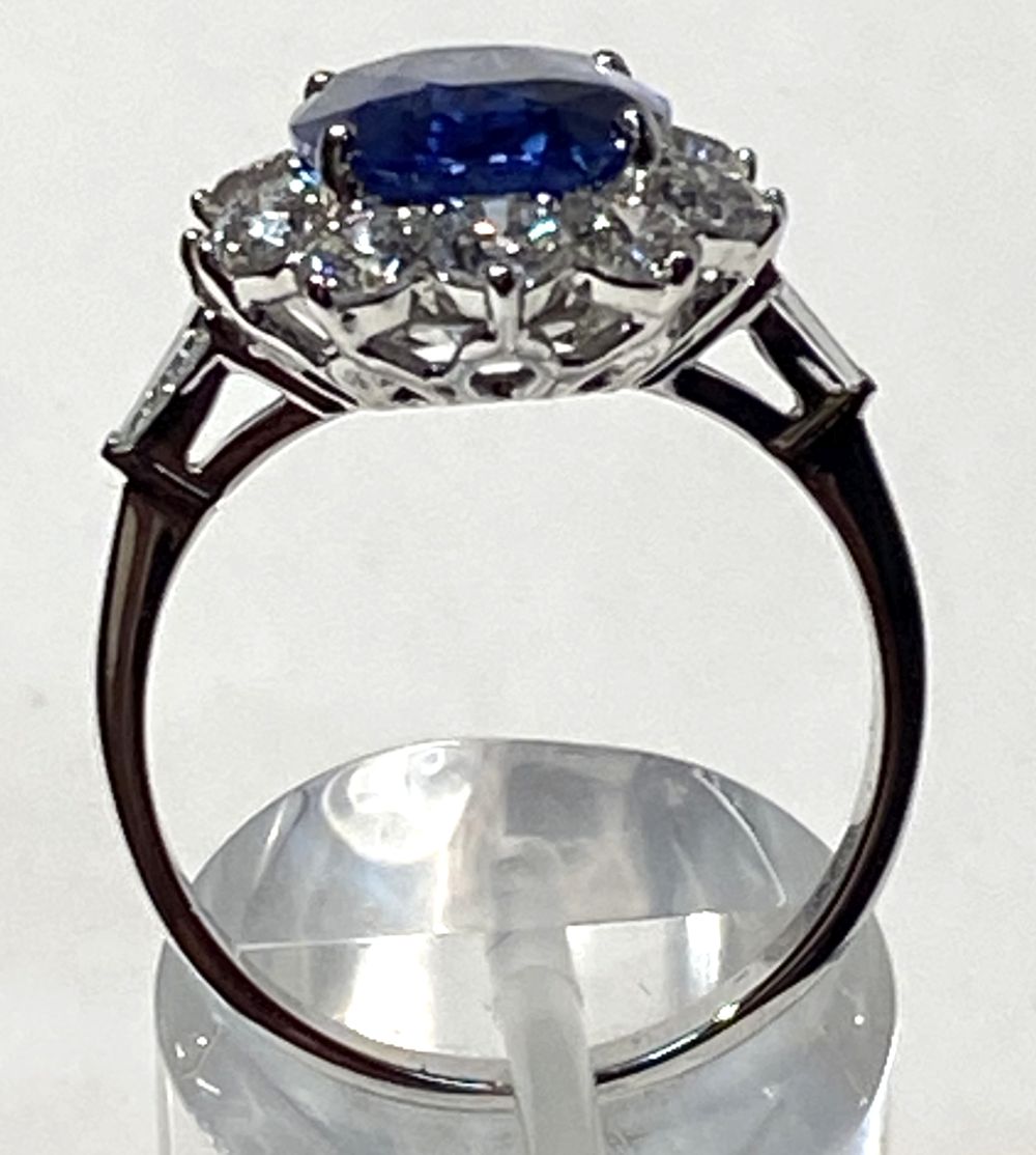 A STUNNING 18CT WHITE GOLD CEYLON SAPPHIRE & DIAMOND CLUSTER RING, with tapered baguette cut - Image 5 of 5