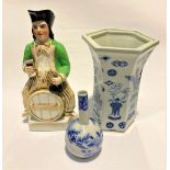 A MIXED LOT TO INLUCDE AN ORIENTAL PORCELAIN BLUE AND WHITE SPILL VASE, AN ORIENTAL PORCELAIN BLUE