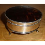 AN EARLY 20TH CENTURY SILVER & TORTOISE SHELL RING / TRINKET BOX, sitting on three scroll feet, with