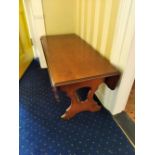A MODERN DROP LEAF COFFEE TABLE, extends to 31 inches wide x 20 inches tall approx