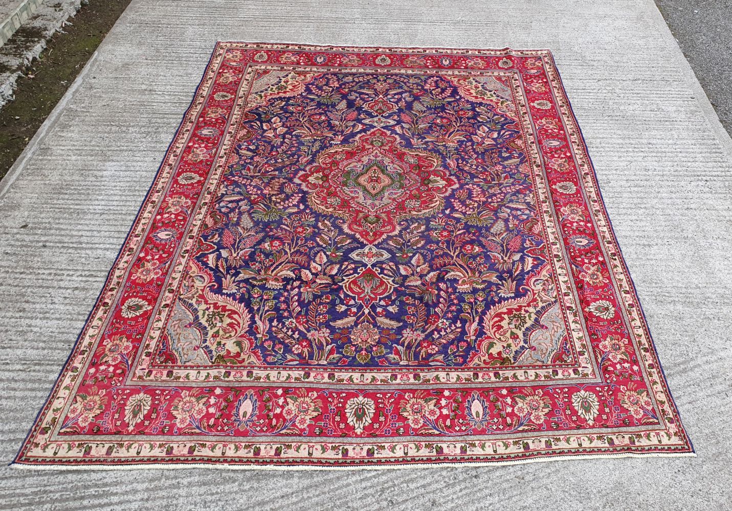 A VINTAGE HAND KNOTTED PERSIAIN TABRIZ FLOOR RUG, with multiple borders, a centre blue ground with - Image 2 of 2