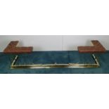 A GOOD QUALITY EDWARDIAN STYLE POLISHED BRASS CLUB FENDER, with tan deep buttoned leather seating,