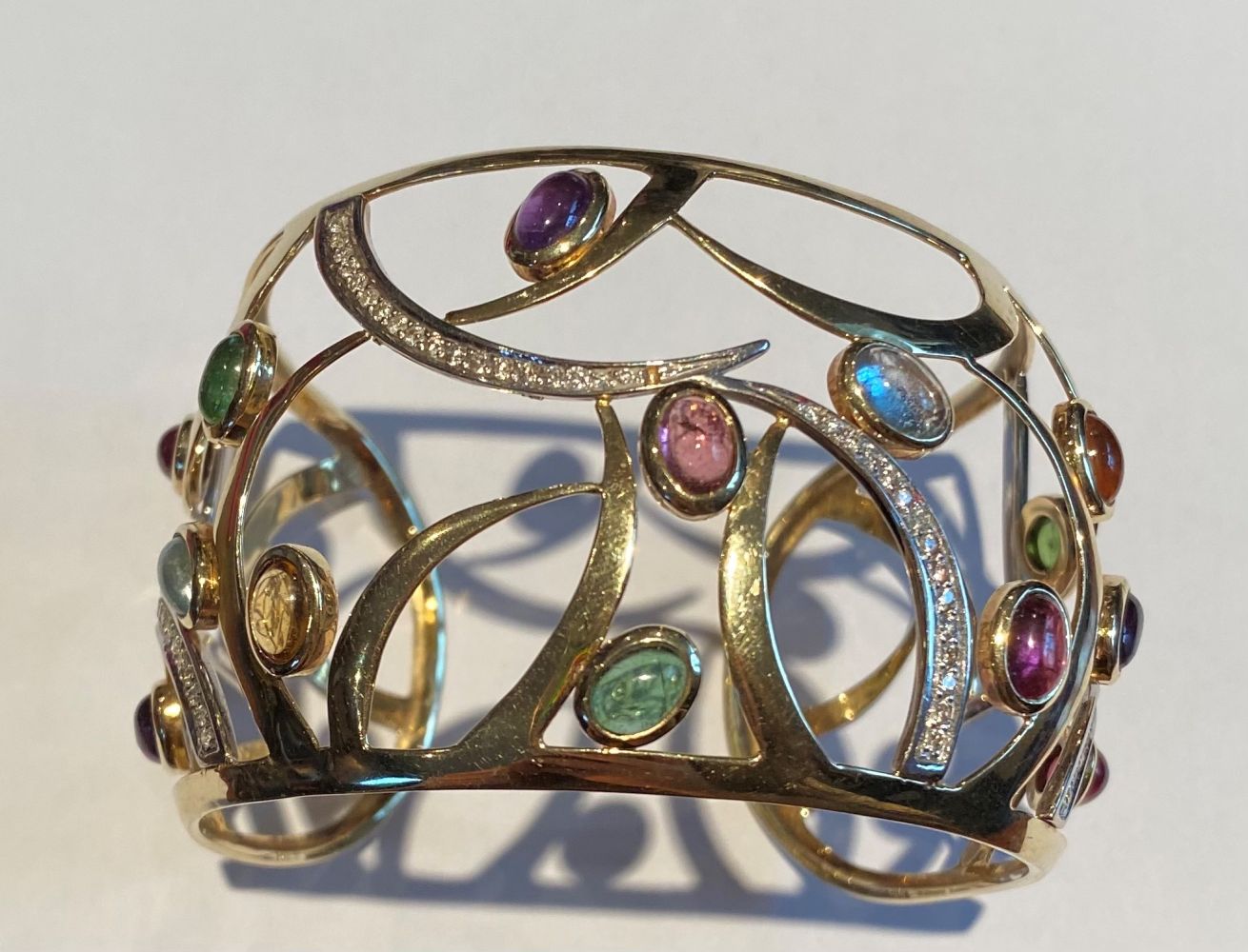 A 14CT YELLOW GOLD OPEN WORK CONTEMPORARY DESIGN BANGLE, mounted with 15 cabochon amethyst, - Image 4 of 8