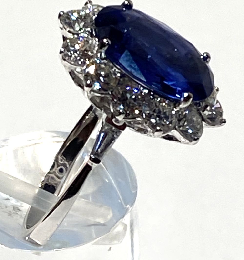 A STUNNING 18CT WHITE GOLD CEYLON SAPPHIRE & DIAMOND CLUSTER RING, with tapered baguette cut - Image 4 of 5