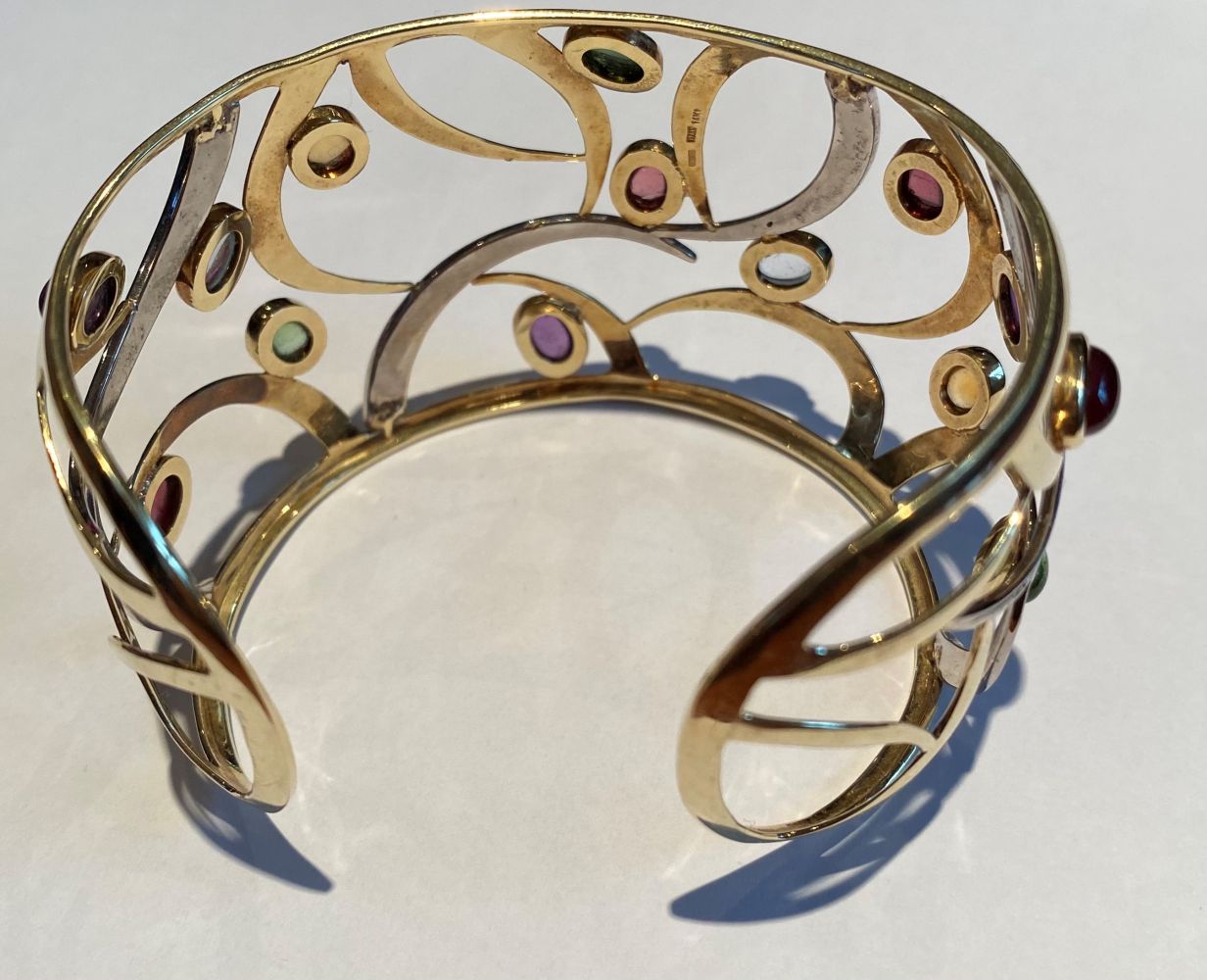 A 14CT YELLOW GOLD OPEN WORK CONTEMPORARY DESIGN BANGLE, mounted with 15 cabochon amethyst, - Image 2 of 8