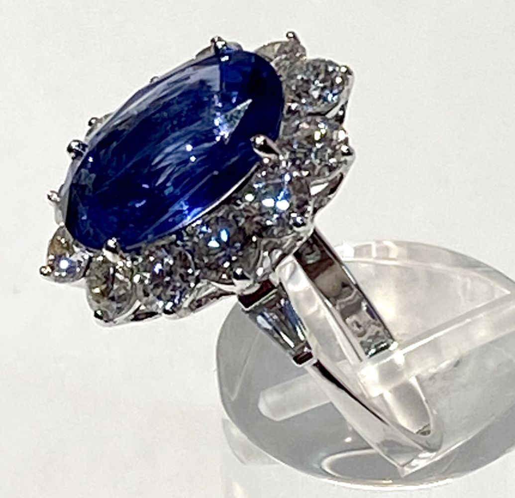 A STUNNING 18CT WHITE GOLD CEYLON SAPPHIRE & DIAMOND CLUSTER RING, with tapered baguette cut - Image 3 of 5