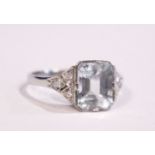 AN AQUAMARINE & DIAMOND PLATINUM RING IN AN ART DECO STYLE SETTING