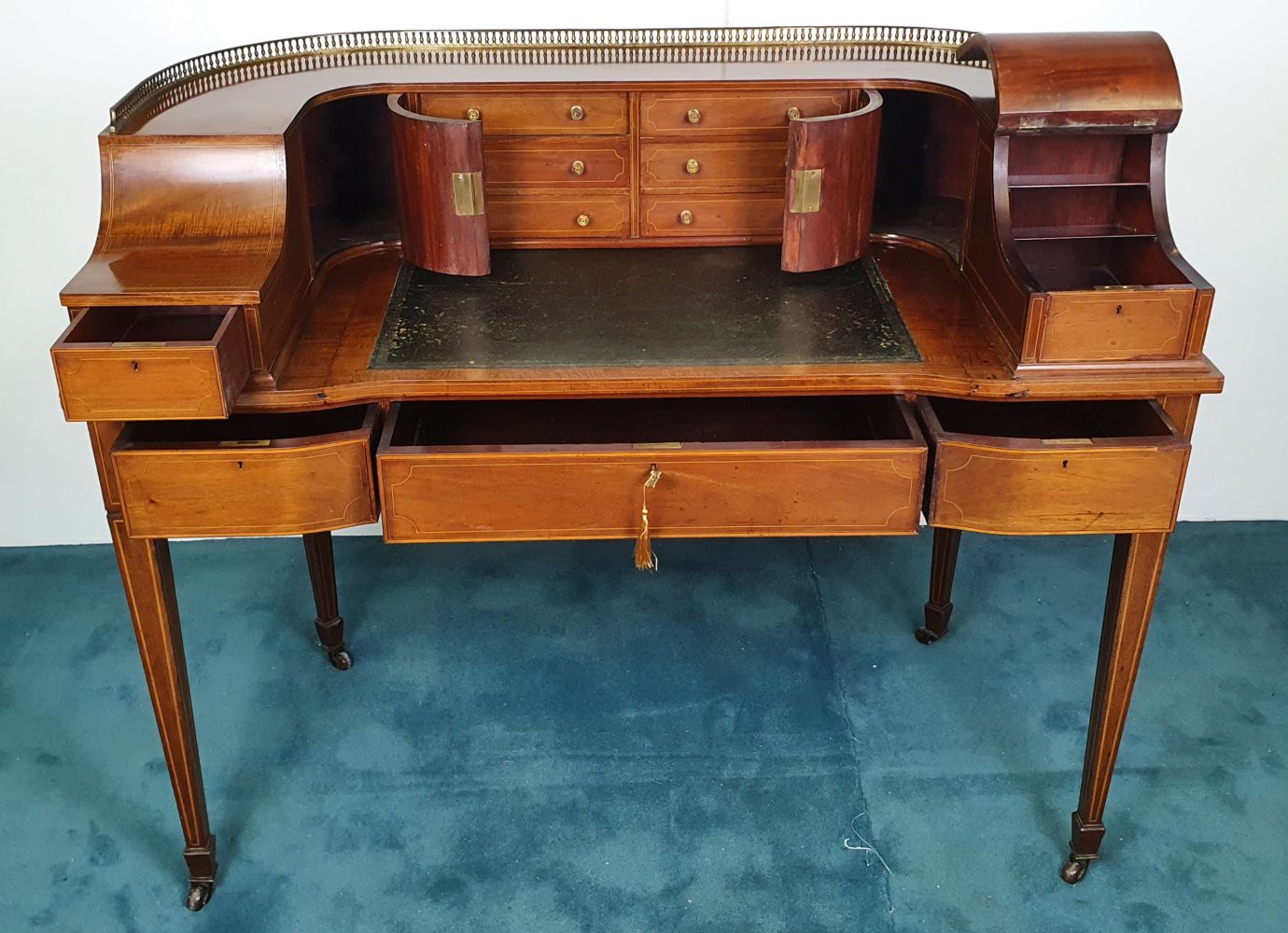 A RARE VERY GOOD QUALITY EDWARDIAN INLAID MAHOGANY CARLTON HOUSE DESK, with raised brass gallery - Image 3 of 7