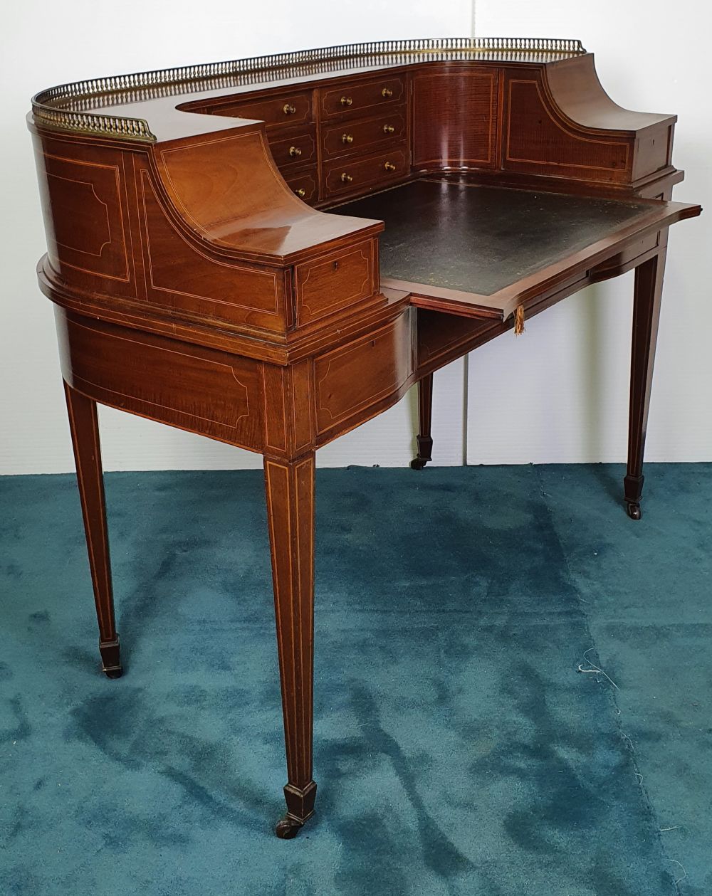 A RARE VERY GOOD QUALITY EDWARDIAN INLAID MAHOGANY CARLTON HOUSE DESK, with raised brass gallery - Image 5 of 7